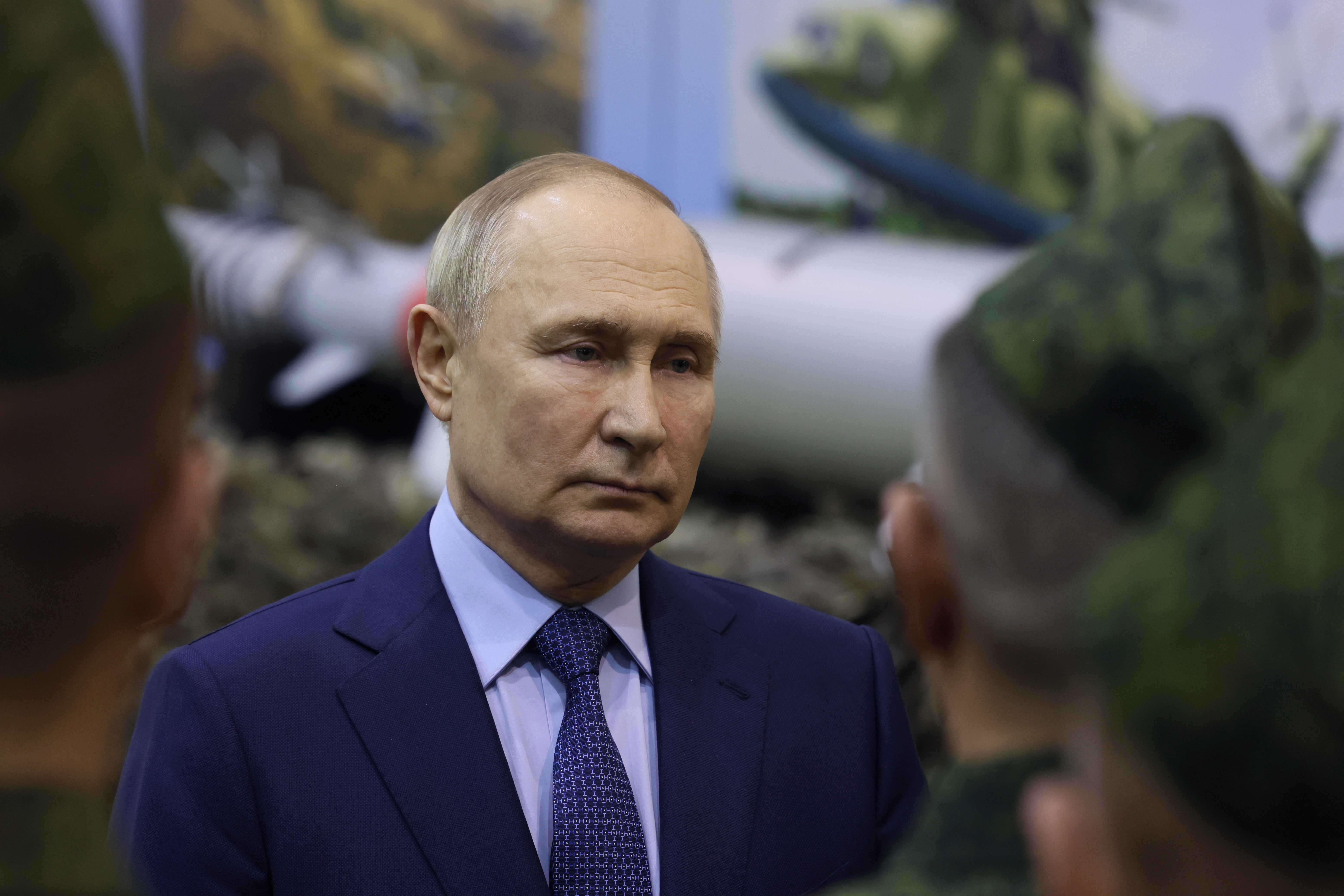 俄罗斯总统普亭27日视察空军基地表示，俄国对任何北约国家都没有企图，也不会攻击波兰、波罗的海国家或捷克，可是如果西方向乌克兰提供F-16战机，可能会引发核战。法新社