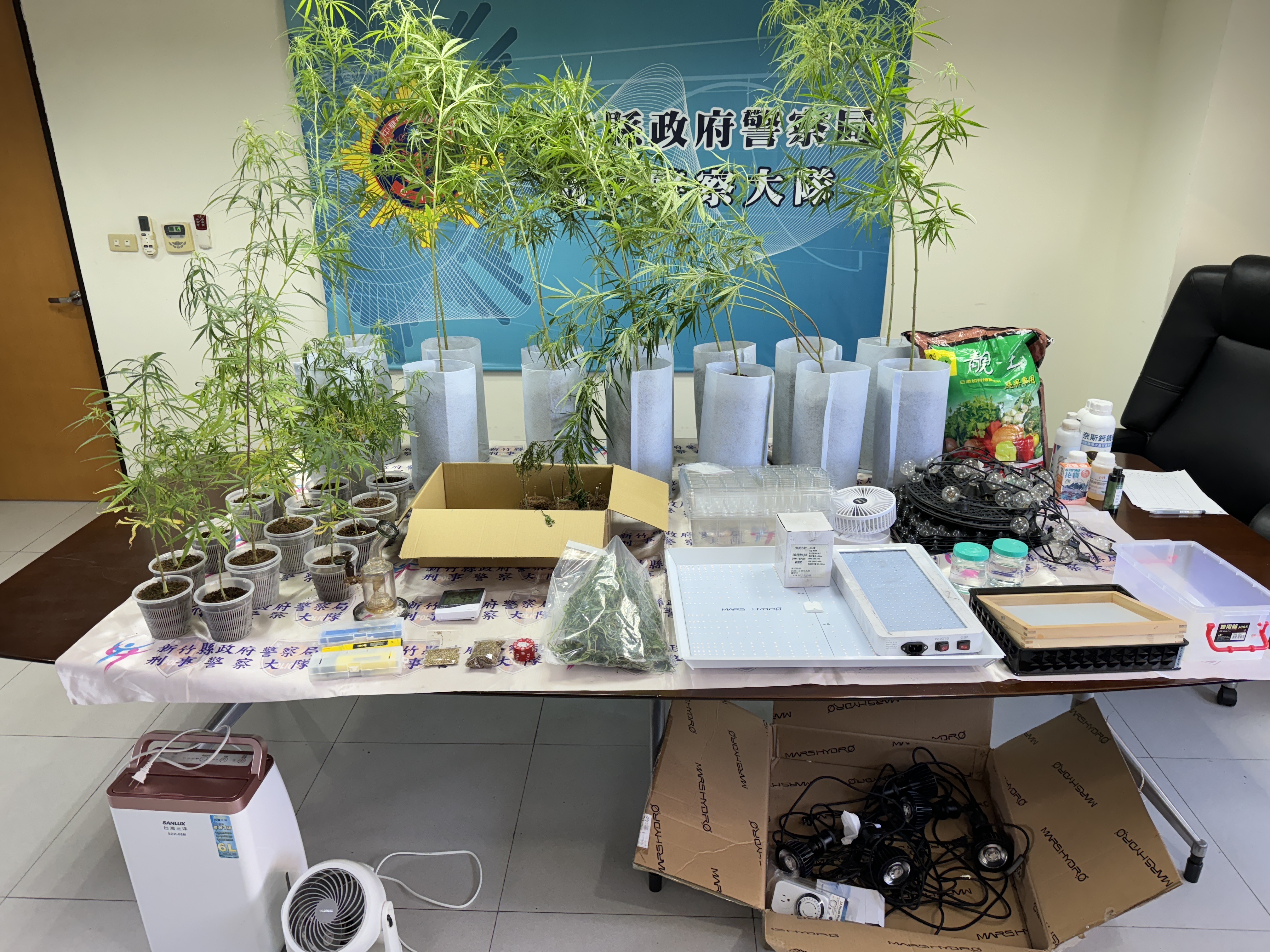 警方在叶男家中查获大麻植株28株、种子2包及设备一批，讯后依毒品罪嫌送办。图／新竹县警察局提供