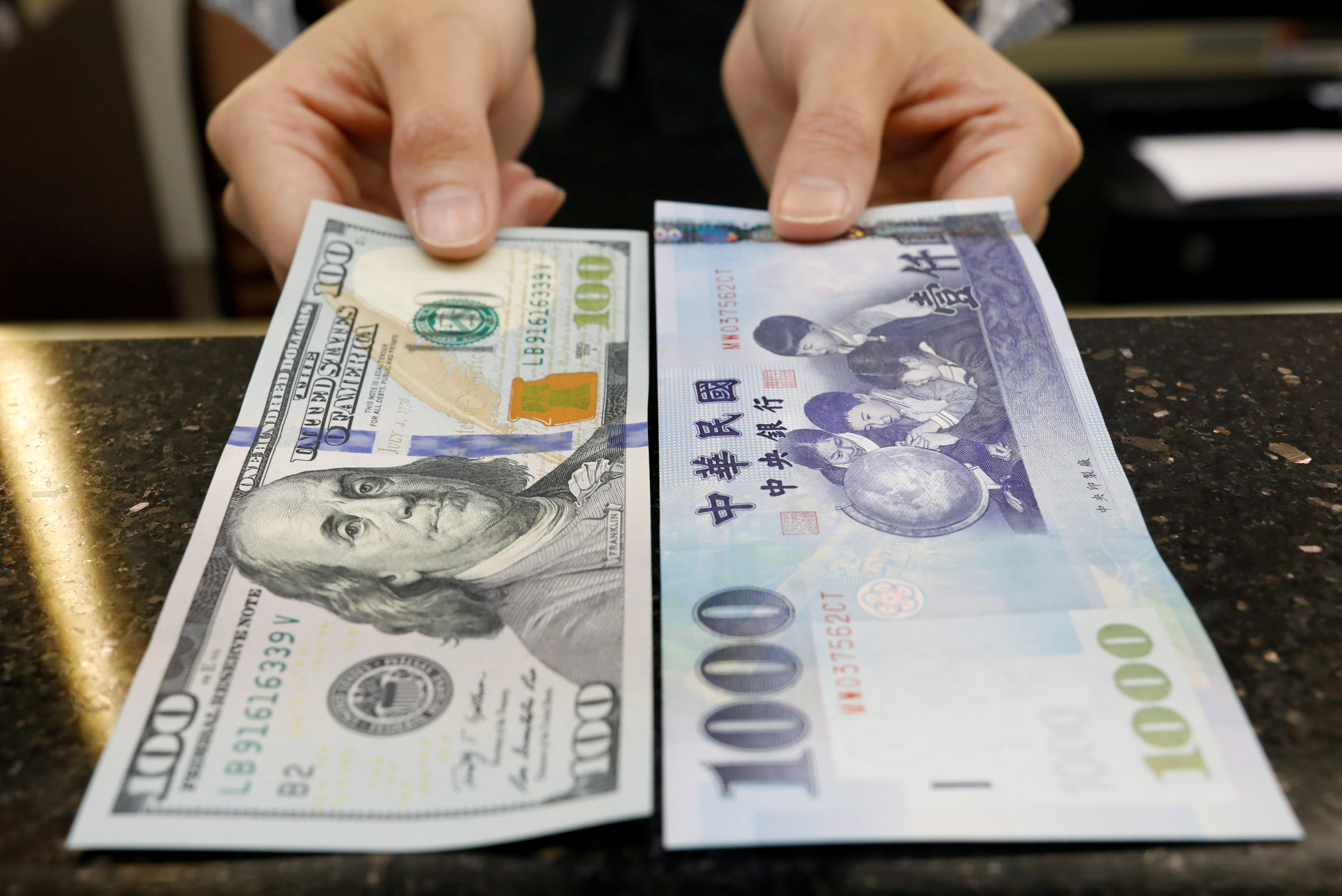 新台币大幅贬值，使台湾寿险业者的海外投资上限拉警报。路透
