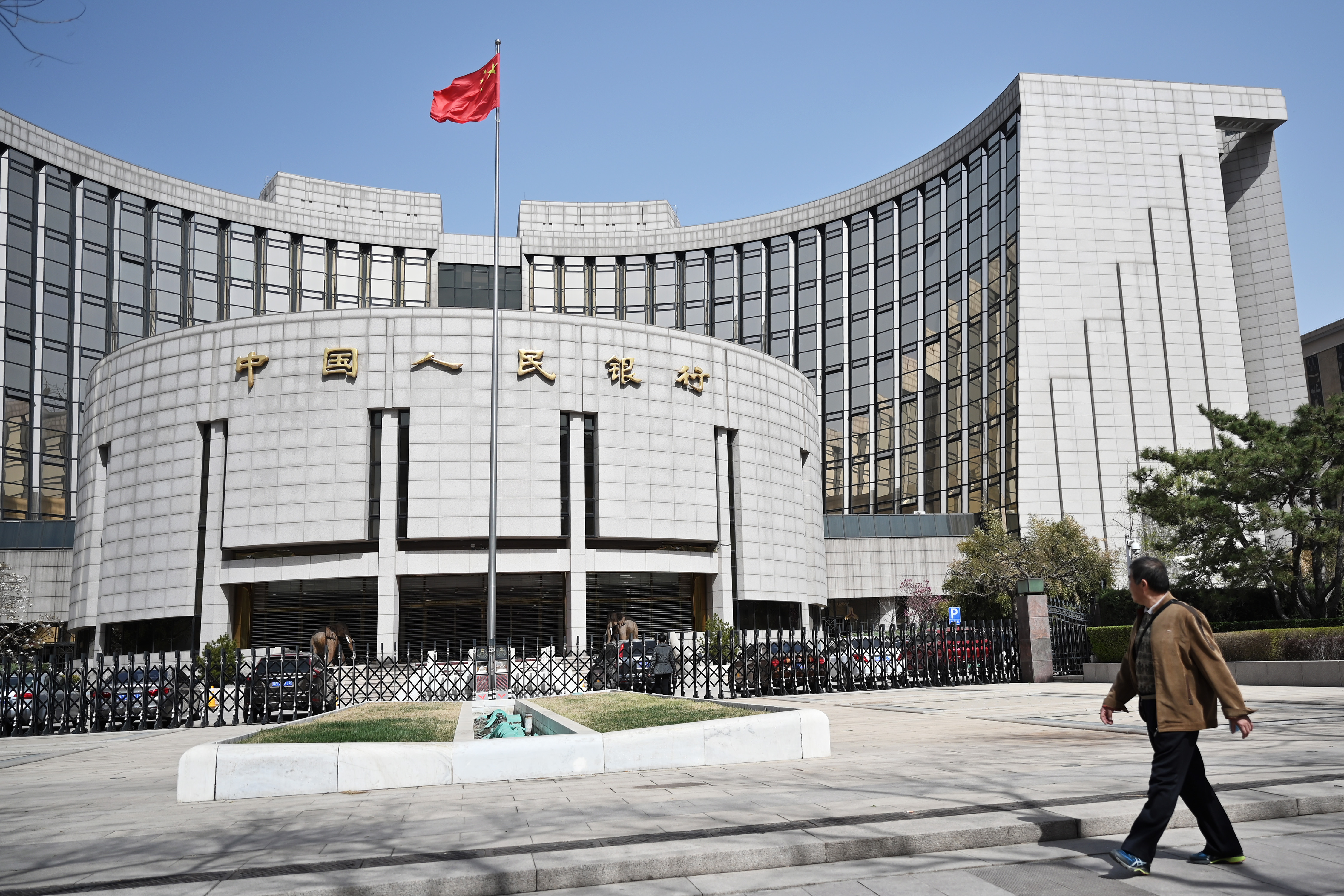 中国人民银行（大陆央行）12日发表文章强调，下一步要从四方面稳步扩大金融领域规则、规制、管理、标准等制度型开放，并且著力营造市场化、法治化、国际化一流营商环境。（中新社）