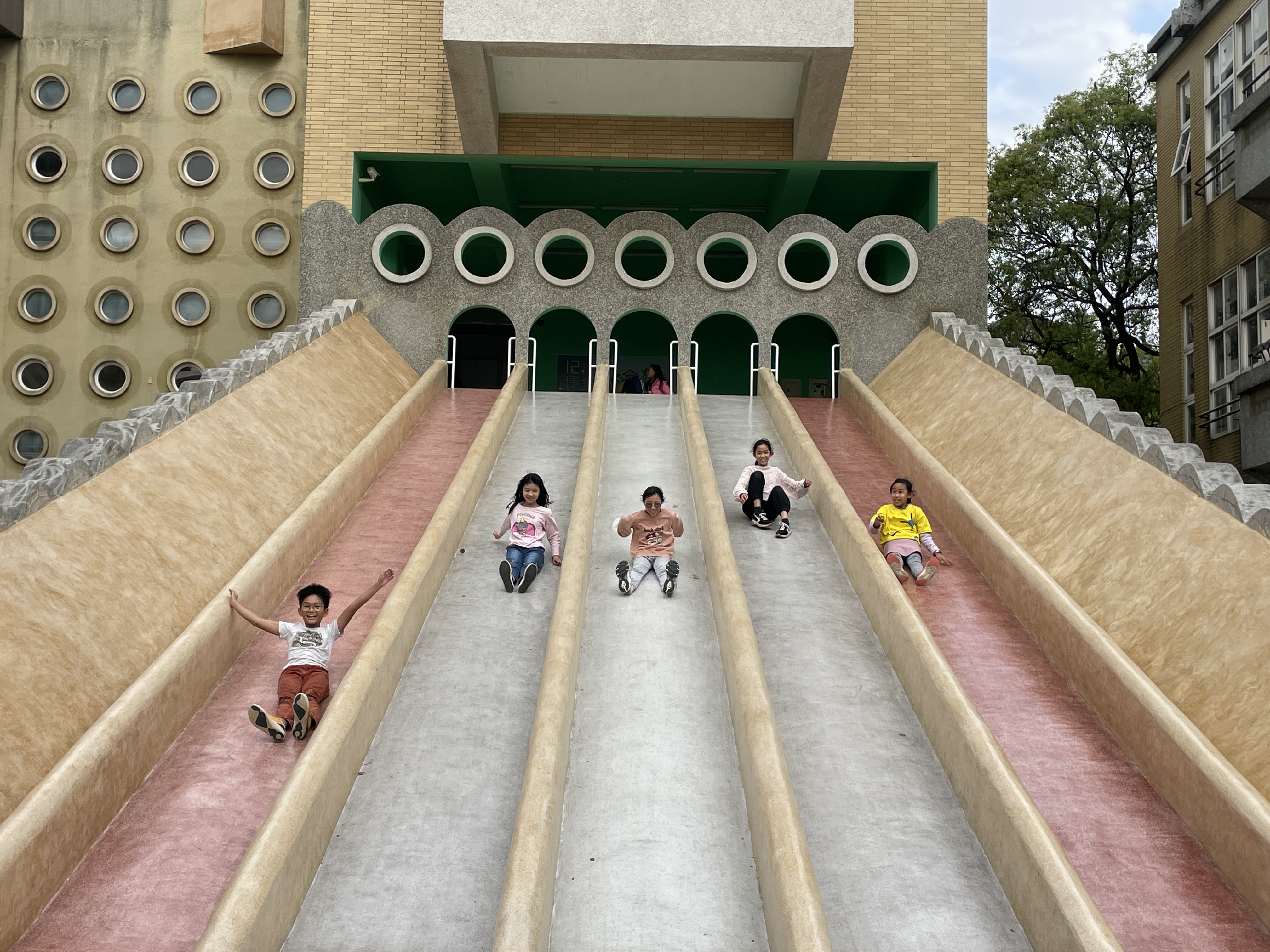 新竹市阳光国小校内有座2层楼高的特色巨型滑梯，因不符儿童游戏场安全规范去年封闭近1年，终于在今年初重启，7个滑道缩减为5个滑道。记者张裕珍／摄影