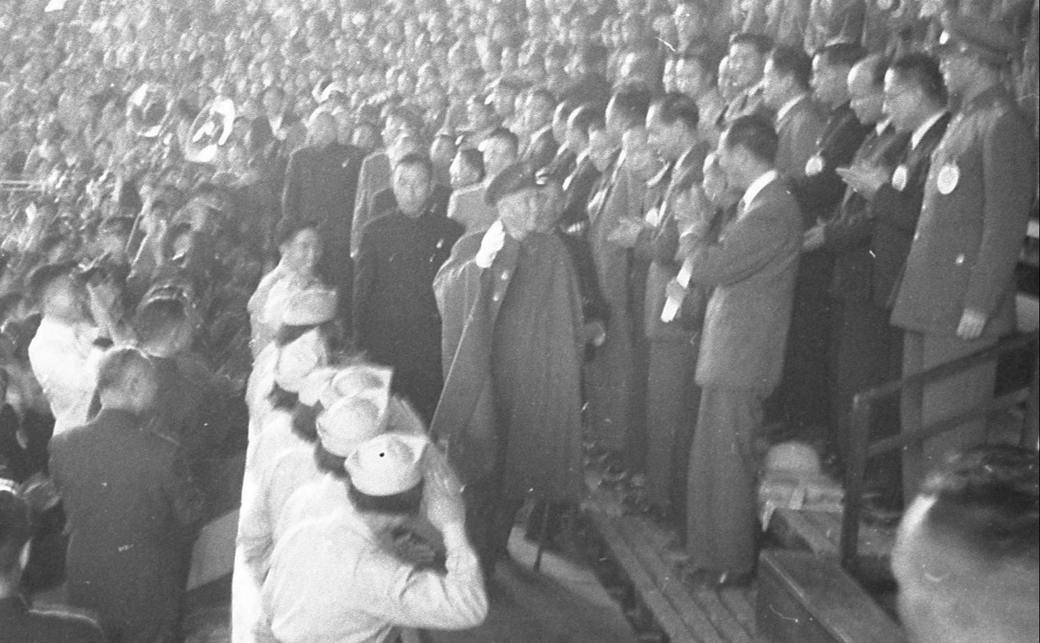 1954年3月29日，中华民国各界庆祝第11届青年节，蒋中正总统（图中）出席对万余青年致词。图／联合报系资料照片