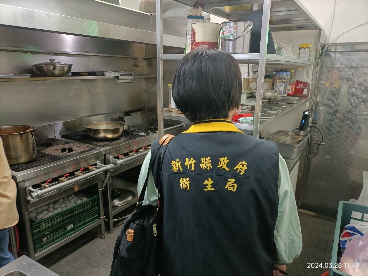 新竹县竹北市某餐厅也爆出民众用餐后腹泻、身体不适，卫生局昨天至店家稽查。图／新竹县政府提供