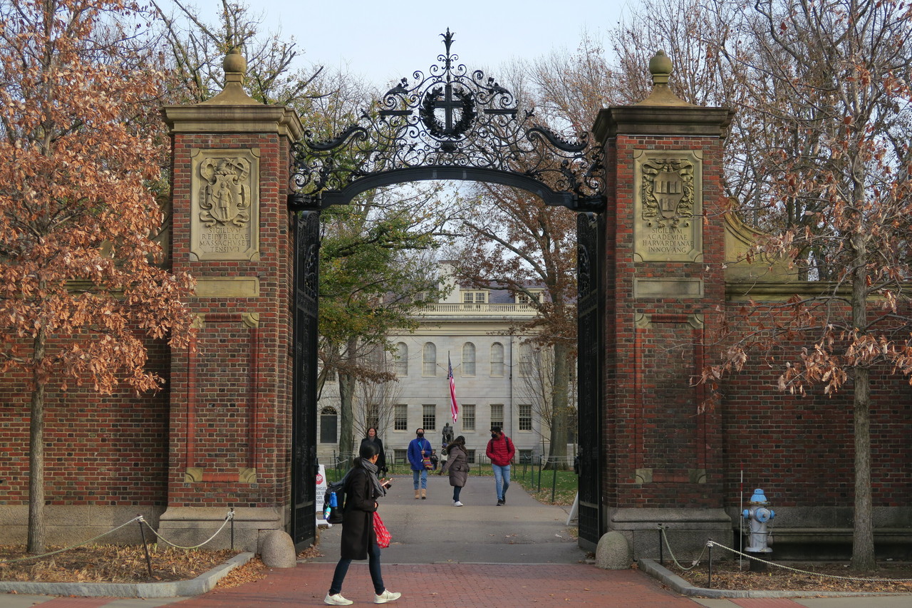 美国哈佛大学3月27日宣布，霍顿图书馆（Houghton Library）将移除一本馆内藏书的书籍封面。图／中央社