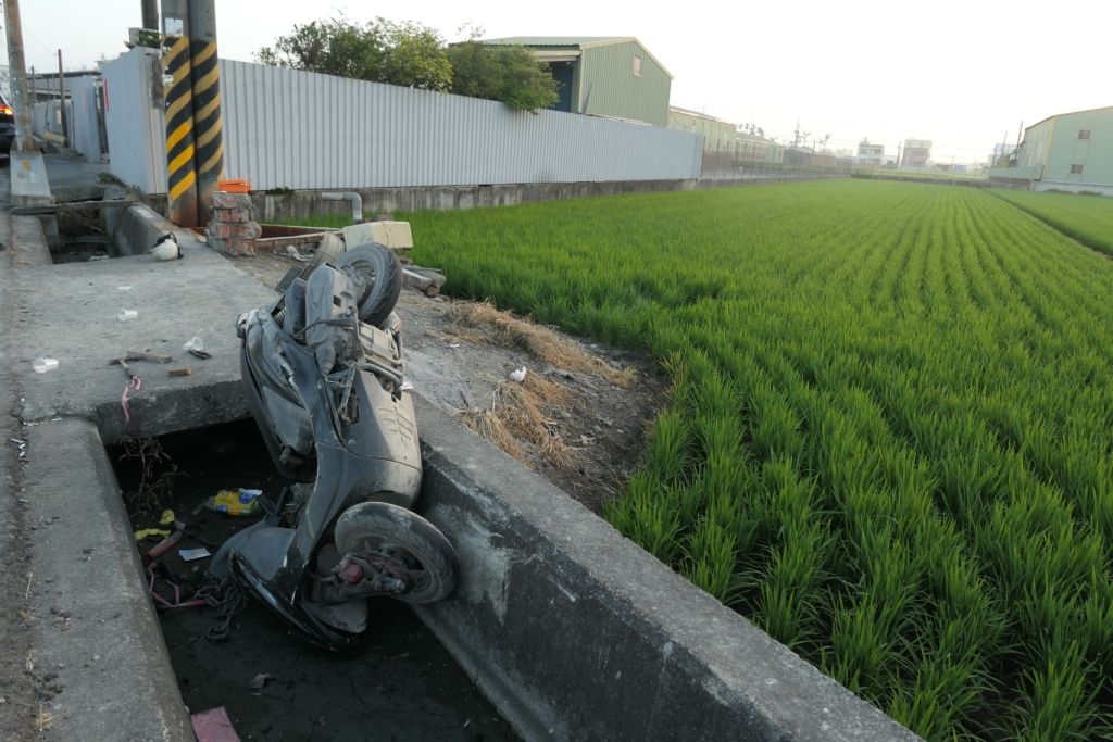 屏东县警局交通队统计今年1到3月自撞车祸事故发生568件，造成10死、630人轻重伤，交通队分析肇事原因发现，多数案件疑与分心驾驶有关。图／警方提供