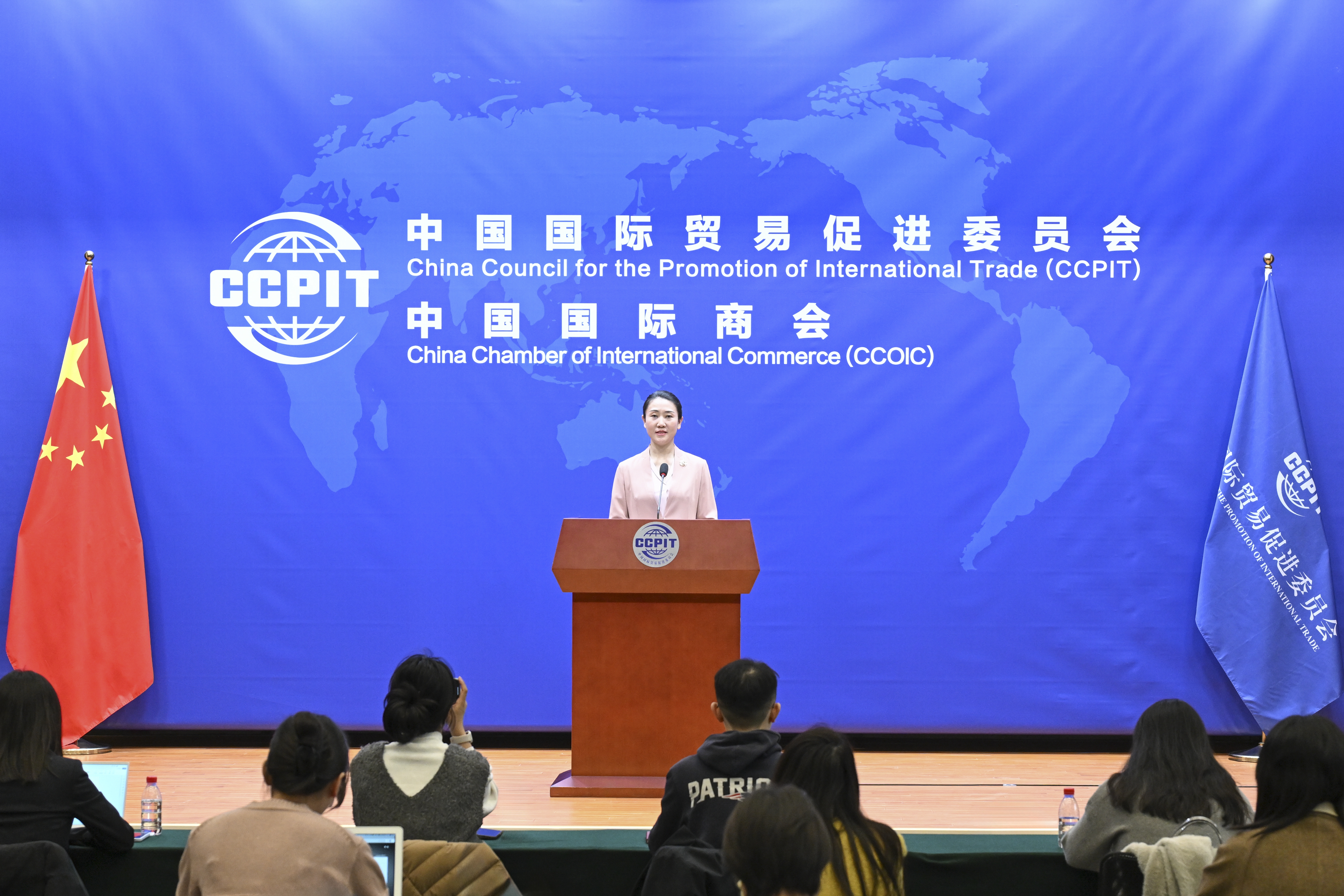 中国贸促会发言人杨帆29日在记者会上发布「2023年中国企业对外投资现况及意向调查报告」。（取自中国贸促会网站）