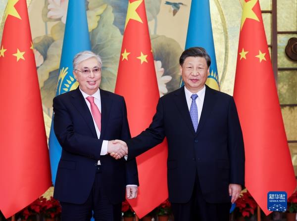 哈萨克总统托卡耶夫近日表示，期待中国大陆国家主席习近平7月初到哈萨克进行国是访问。图为去年5月17日托卡叶夫(左)与习近平(右)在中国举行会谈，并发表联合声明。（新华社）