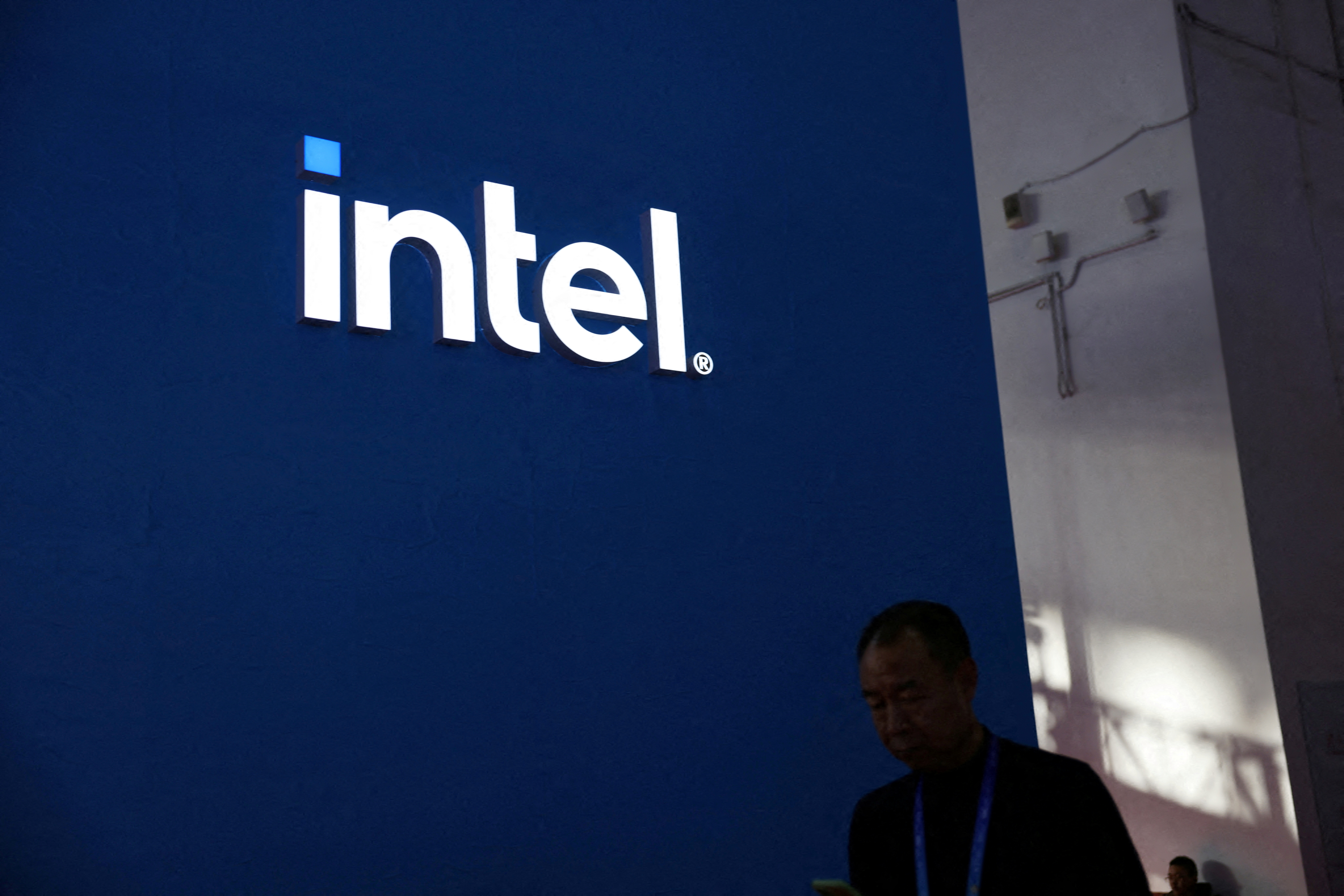 英特尔（Intel）最近已在义大利米兰提起诉讼，试图推翻加州者R2半导体公司的一项专利，以对抗德国的禁售令。路透