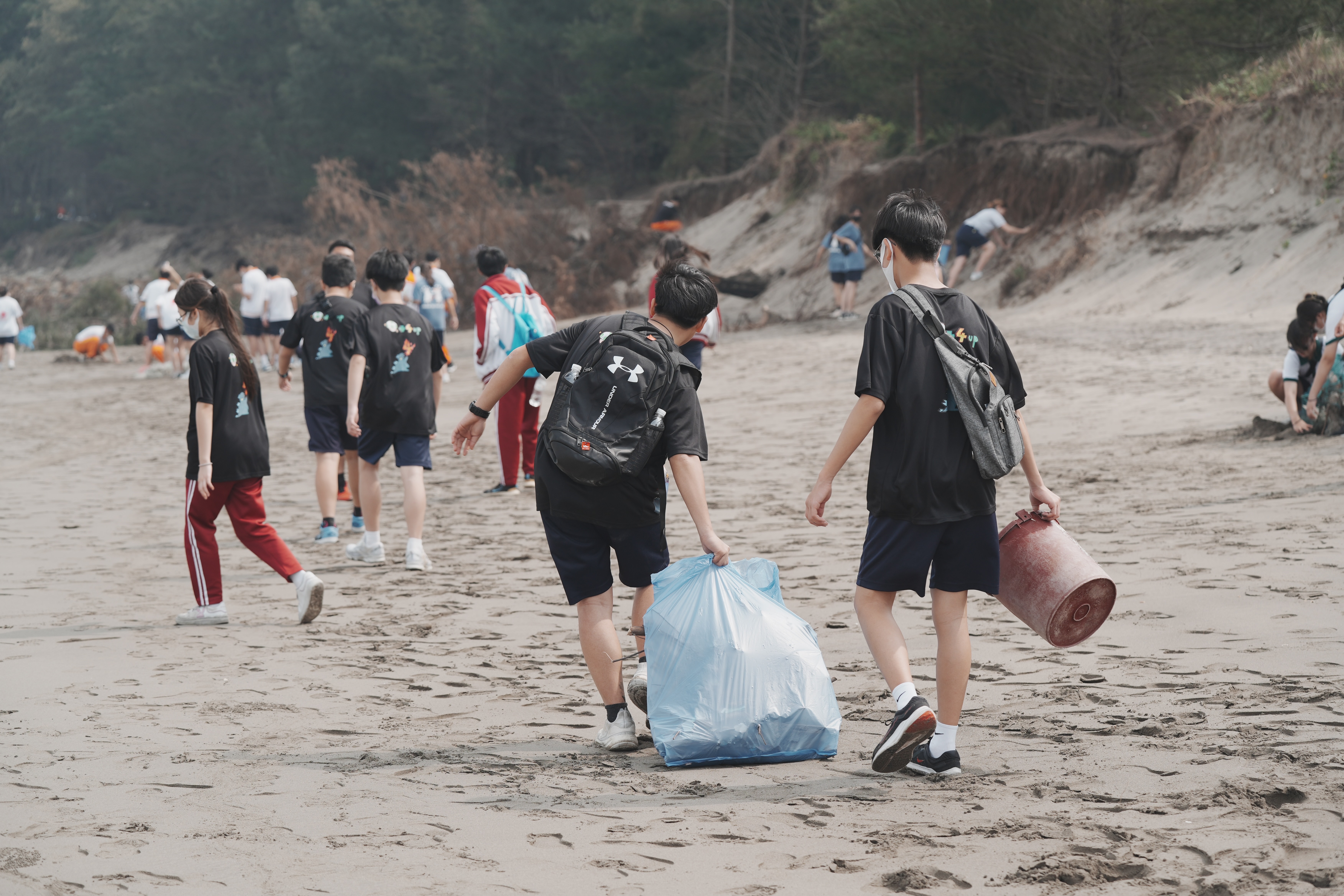 校方午后统计，今天净滩活动总共清运2049公斤，同时消耗10万大卡，沙滩废弃物清运量达前两年总和。图／校方提供