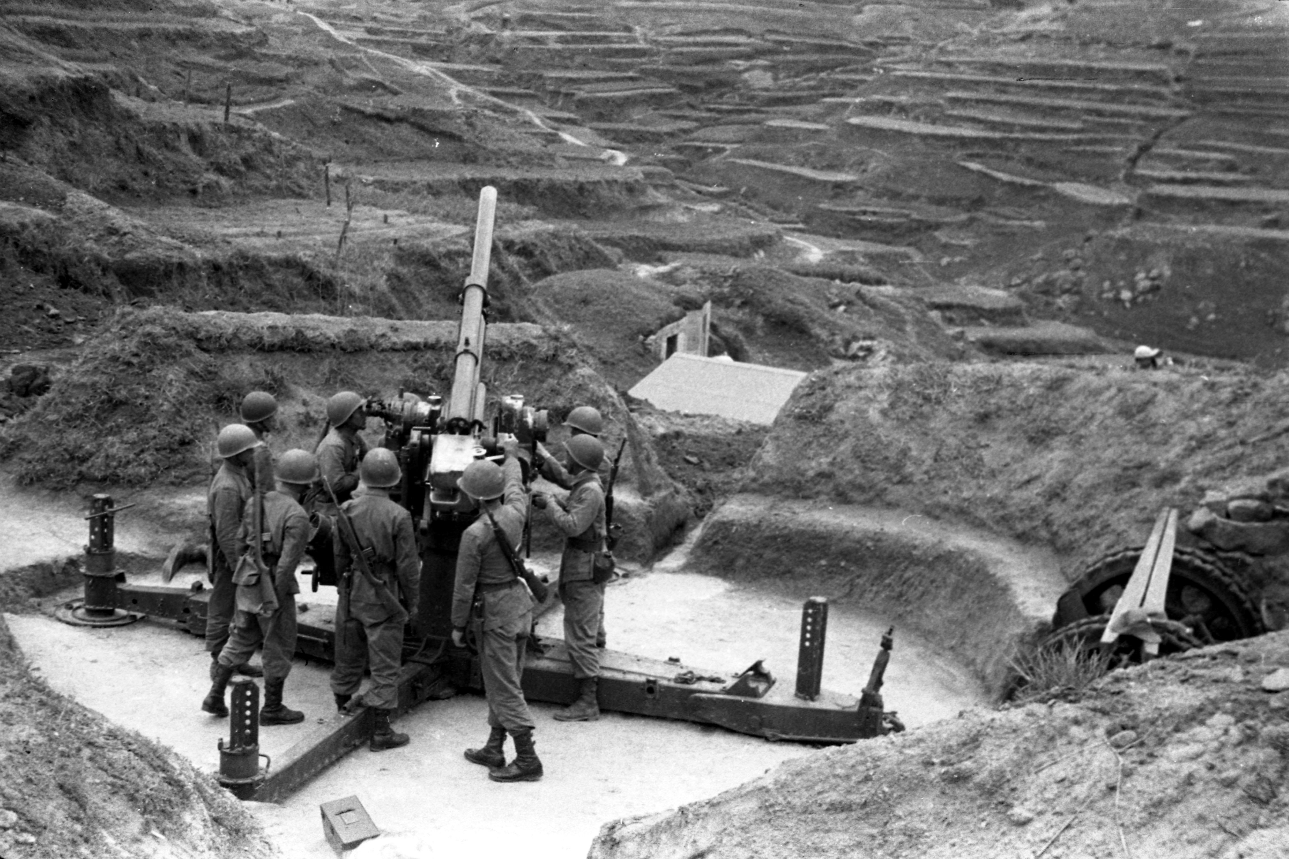 1955年3月30日，台北中外记者31人飞往随时有战事发生可能性的马祖列岛采访，岛上驻军操演火炮。图／联合报系资料照片