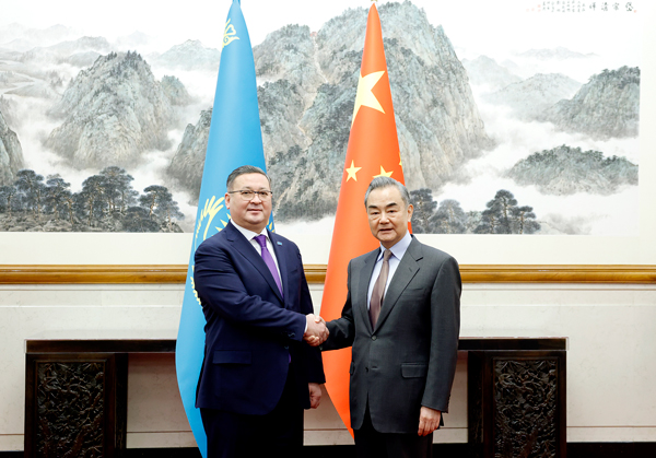 大陆外长王毅29日在北京与哈萨克副总理兼外长努尔特列乌，举行首次中哈外长战略对话。（取自大陆外交部网站）