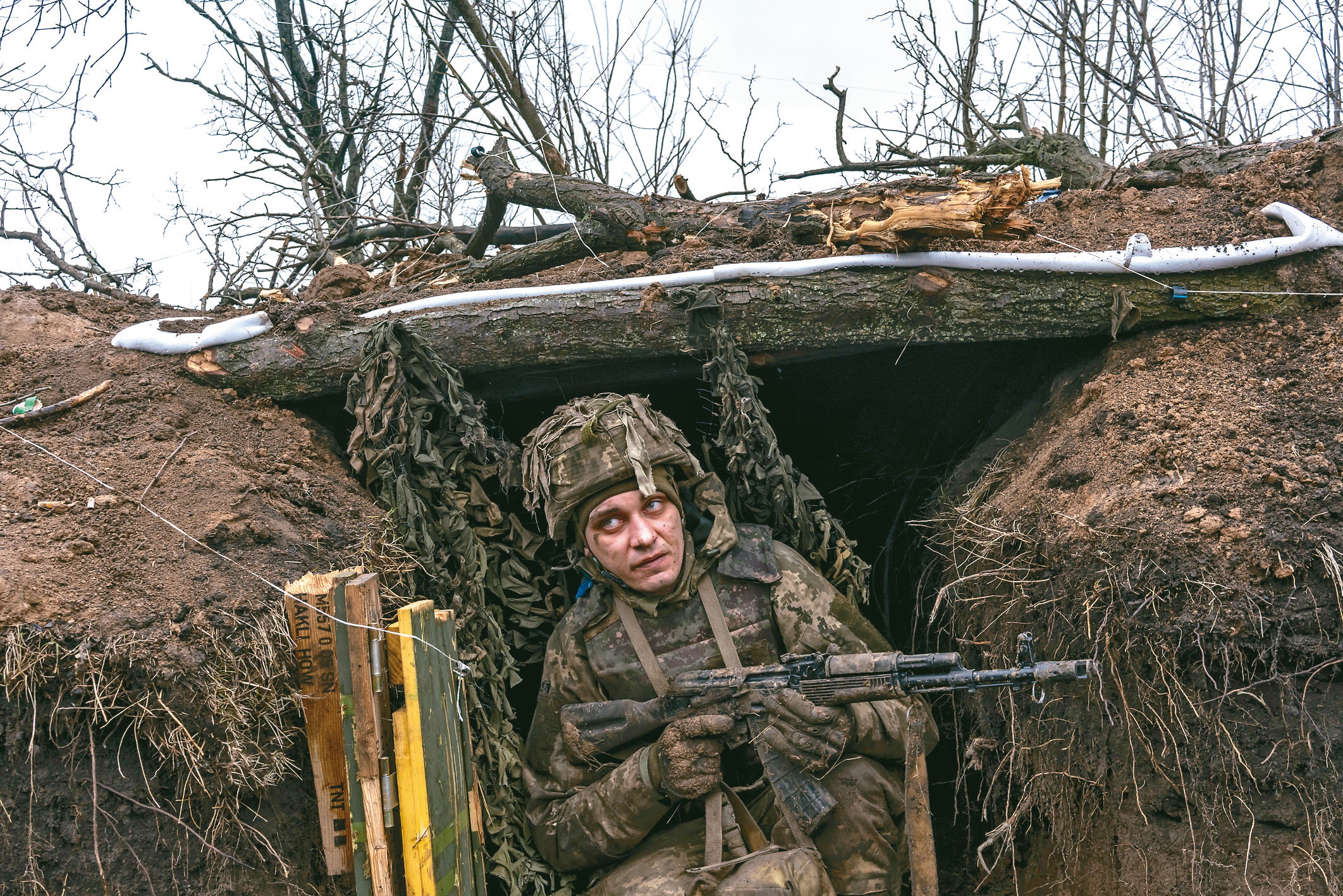 乌克兰第82独立突击旅一名士兵3月在南部札波罗热罗博蒂村附近参加部队战斗训练演习。（纽约时报）