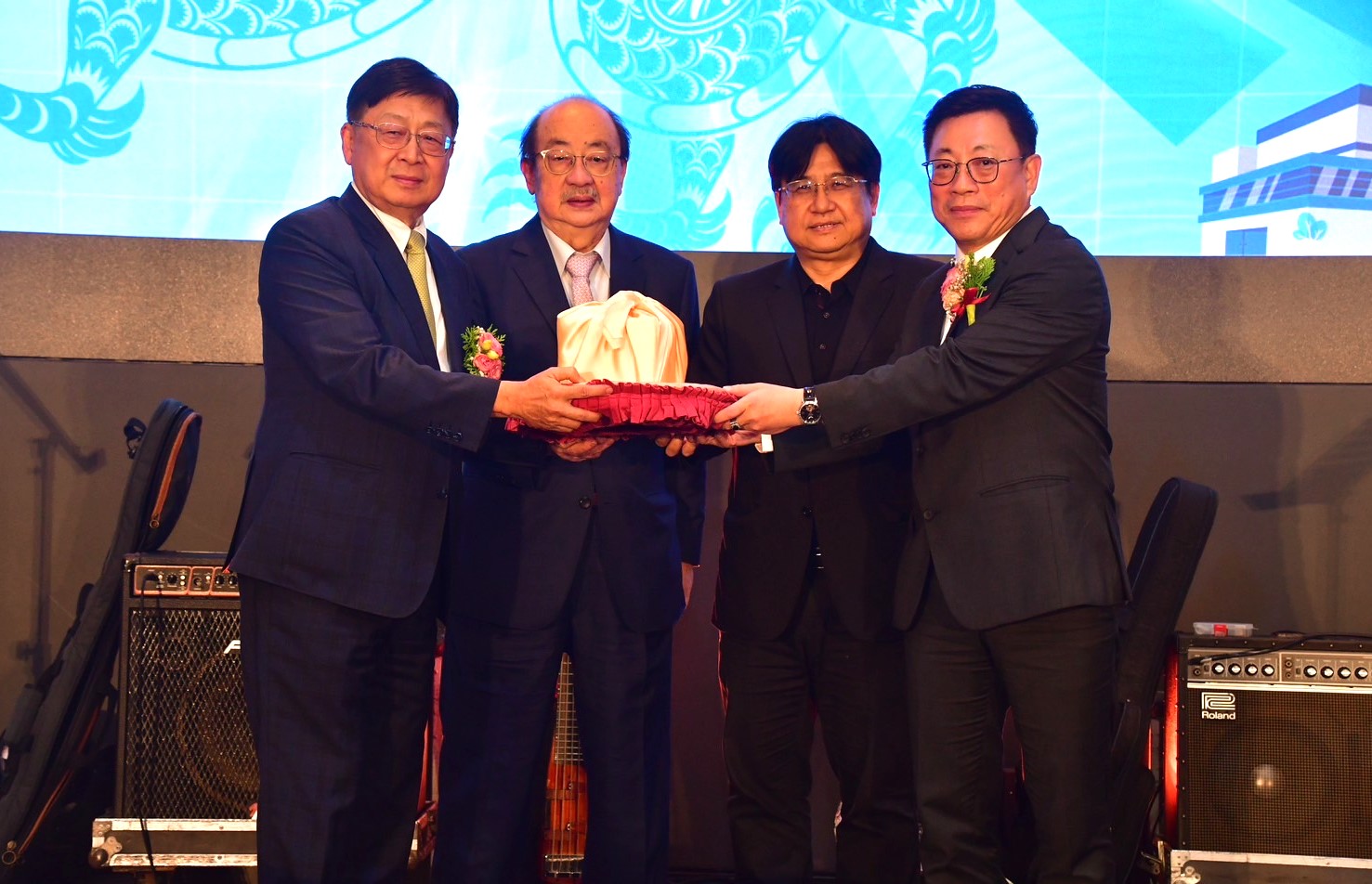 台湾省不动产开发商业同业公会联合会29日完成第11届理事长改选，由黄启伦（左一）交棒给吴国宝（右一）。图／业者提供