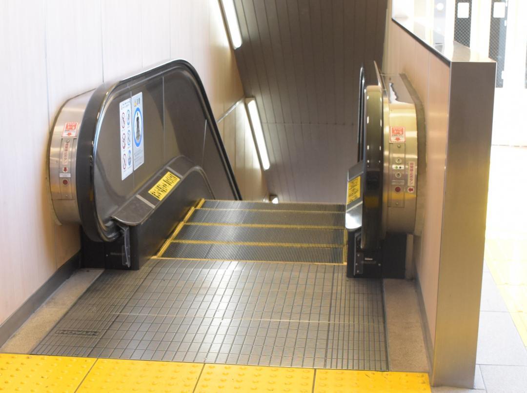 日本JR水户站日前发生一起离奇死亡意外，一名72岁男性被发现倒卧往上运行的电扶梯出口处，且上衣下摆遭卷入送医后不治。图取自茨城新闻