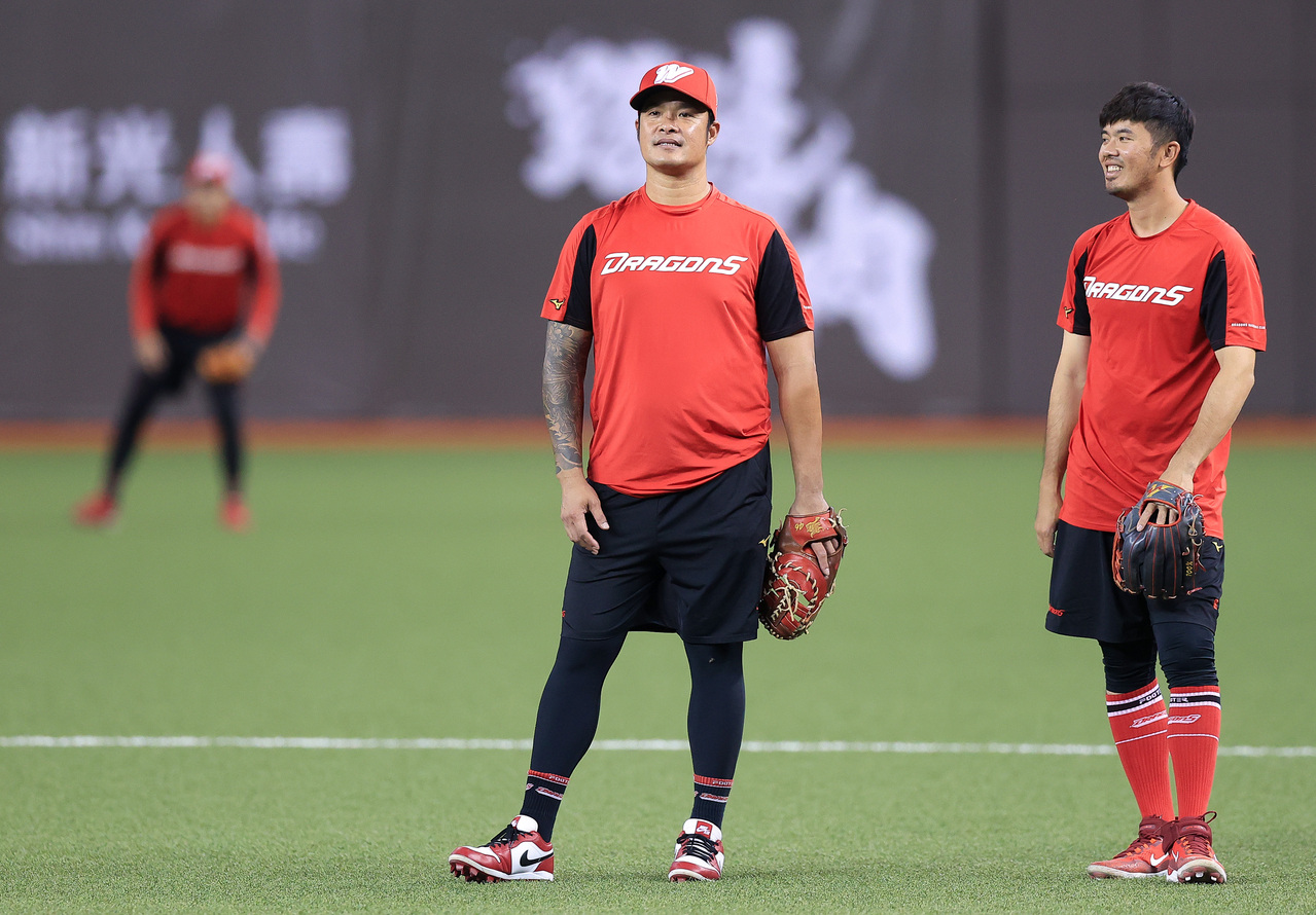 味全龙老将林智胜（左）开季调整慢先随队一军，也坦言未来当教练是规划。