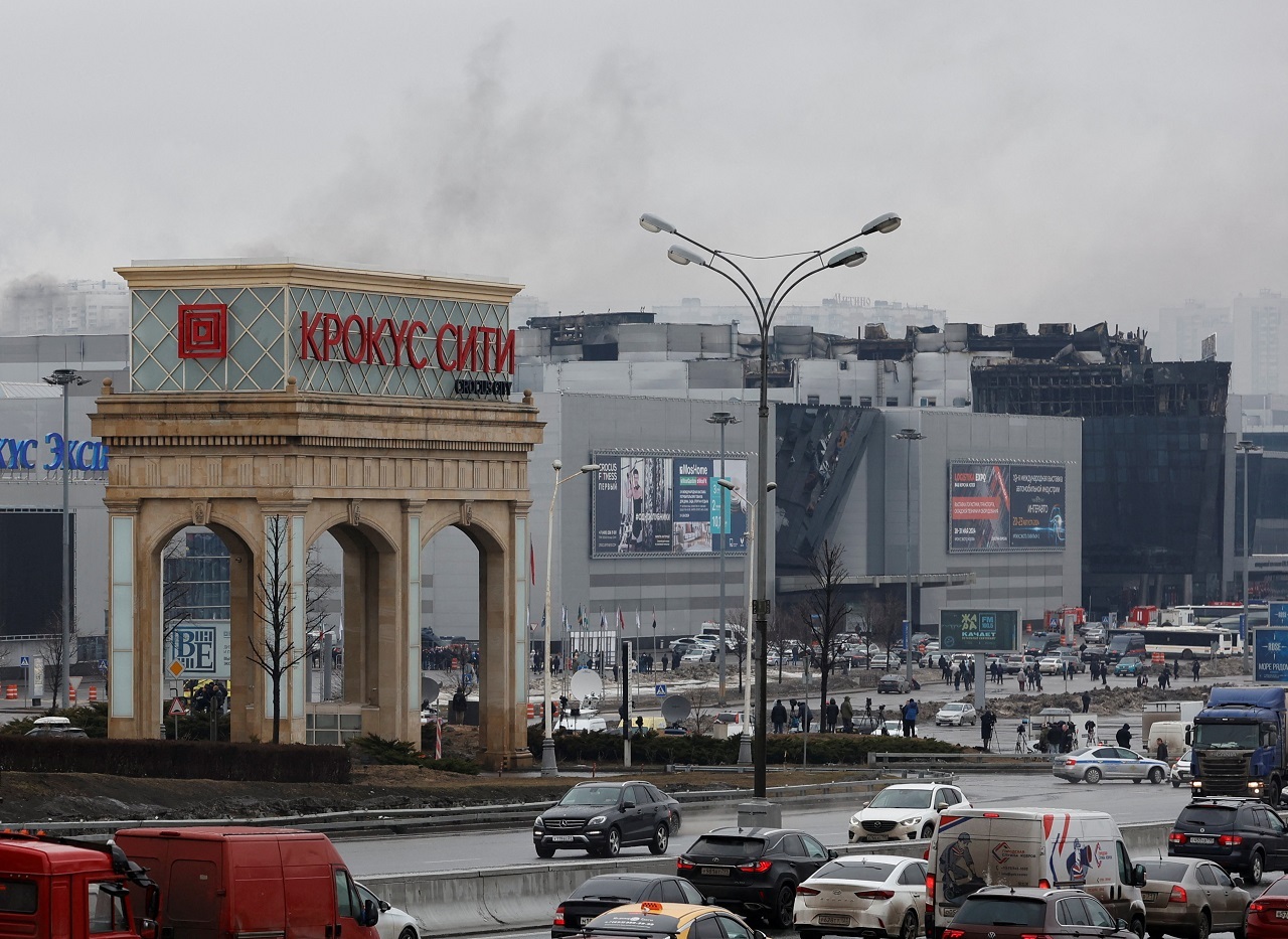 俄罗斯首都莫斯科市郊的番红花城市大厅22日晚间爆发恐攻事件，图为23日影像。路透