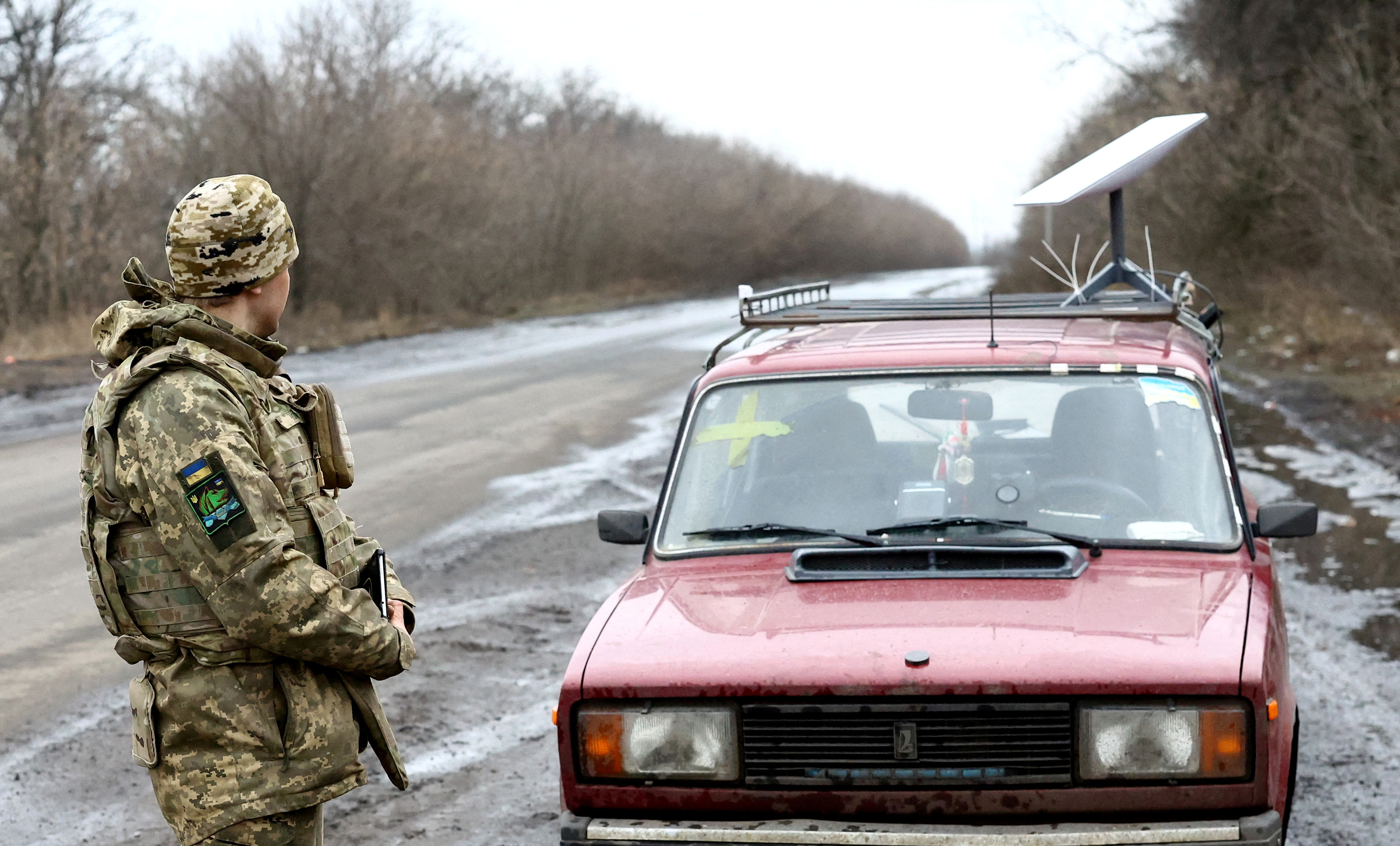 CNN报导，在前线作战的乌军抱怨，他们的「星链」服务遭遇连线问题，并表示有更多俄军使用「星链」。路透