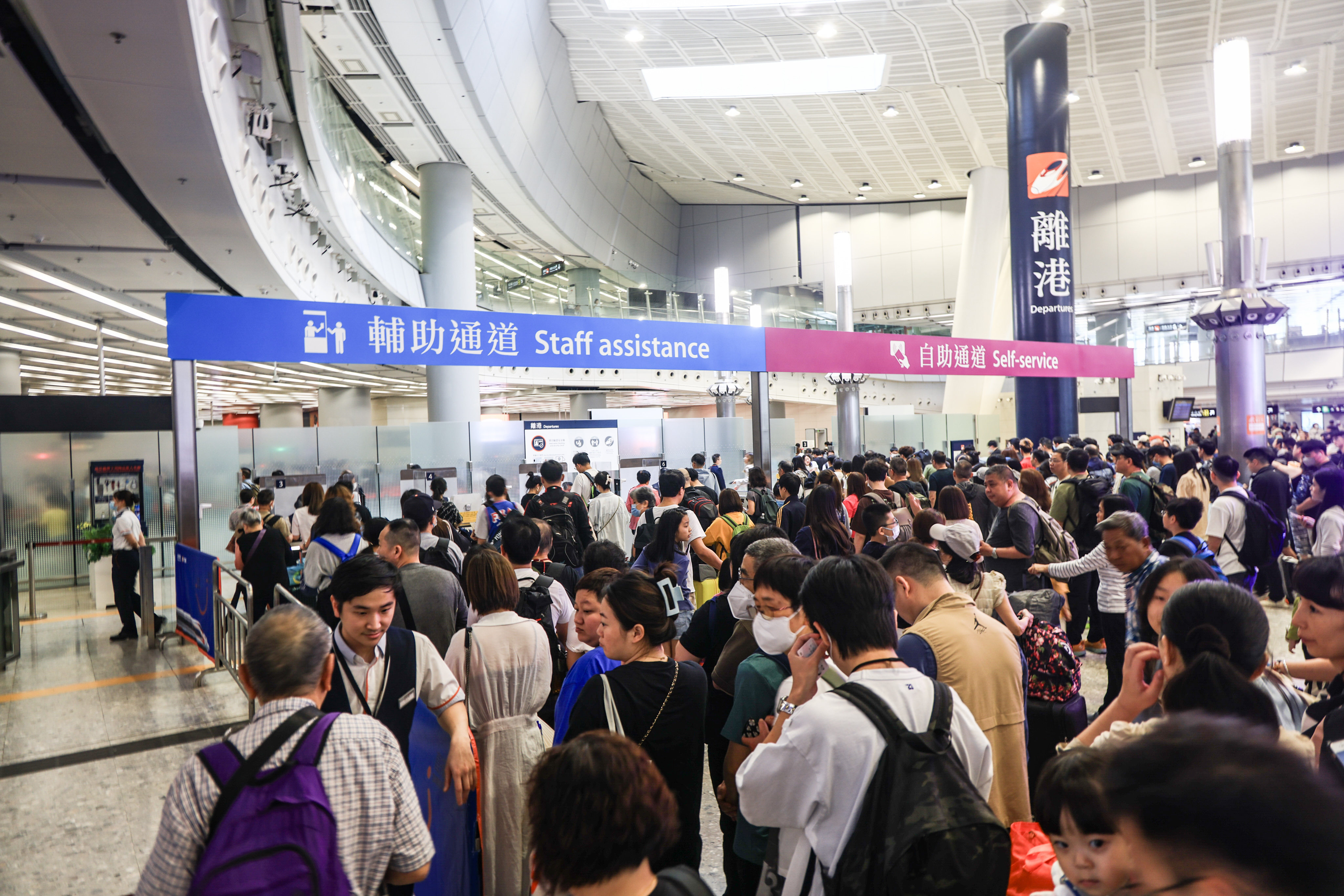 3月29日是香港复活节公众假期首日，高铁西九龙站迎来客流高峰，大批旅客乘搭高铁「北上」前往大陆。（中通社）