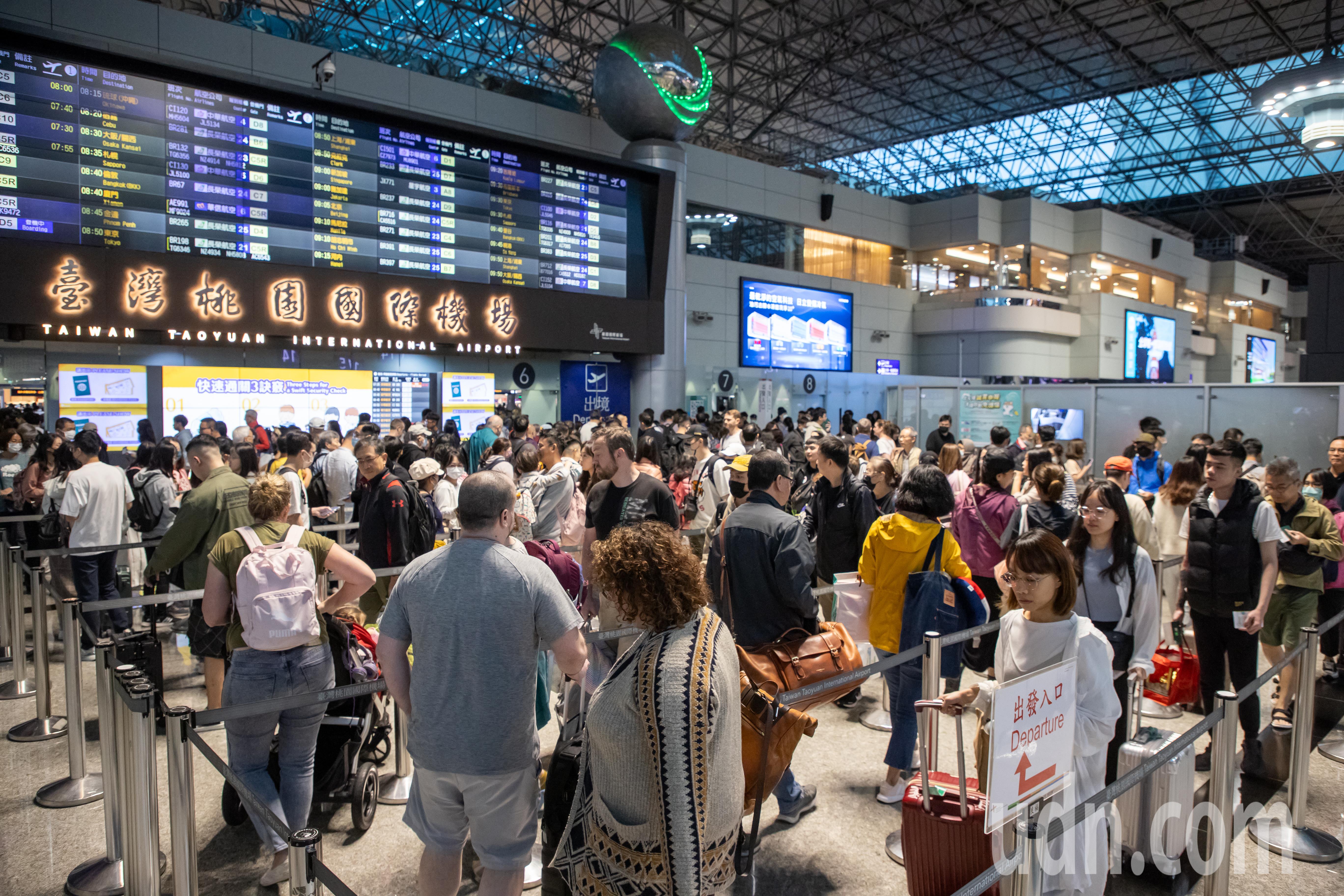 机场公司表示这次清明连假，出入境高峰预估会落在4月4日与4月7日，单日旅客量上看13万人次。记者季相儒／摄影