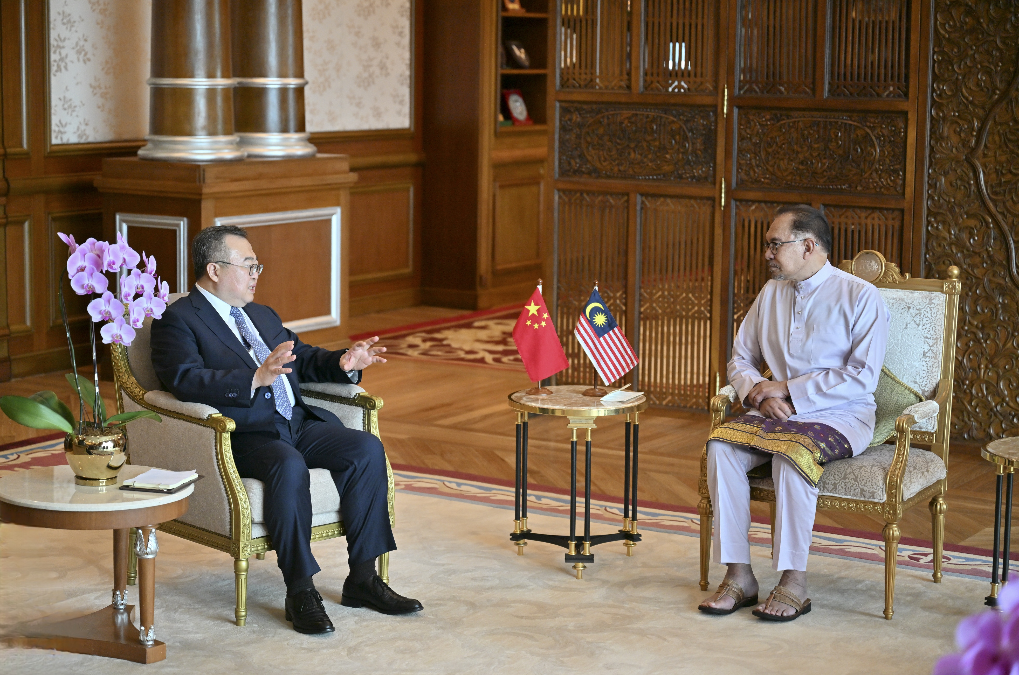 马来西亚首相安华在吉隆坡会见来访的中共中央对外联络部长刘建超。    中共中央对外联络部网站