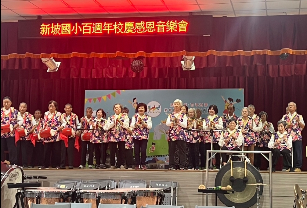 社区长者乐团也在新坡国小百年校庆演出。图／新坡国小提供