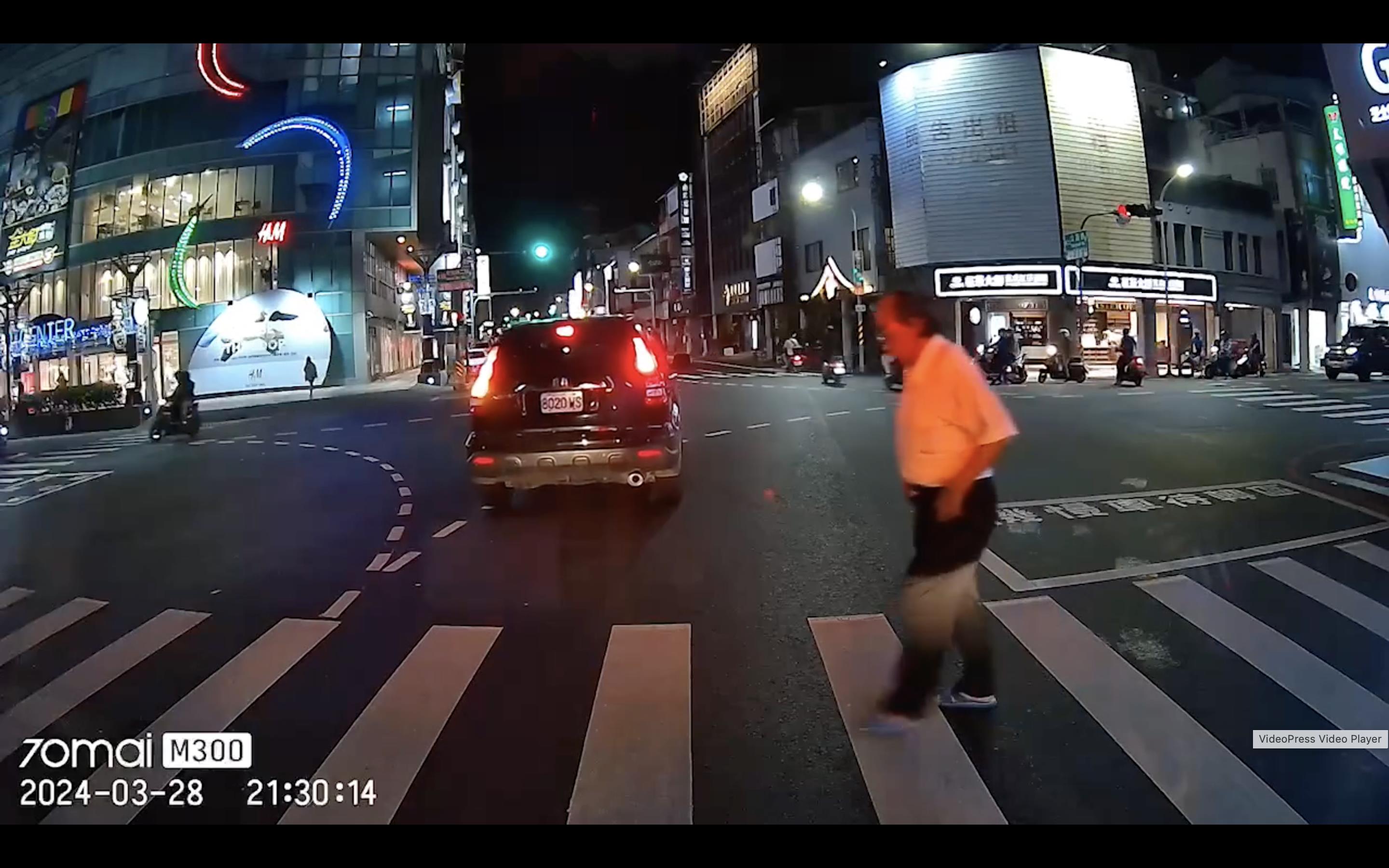 民众在脸书社群「台南大小事」分享行车记录器画面，遇到一名阿伯完全无视号志，直接闯红灯走在斑马线上，让路过司机怒呛。翻摄自「台南大小事」