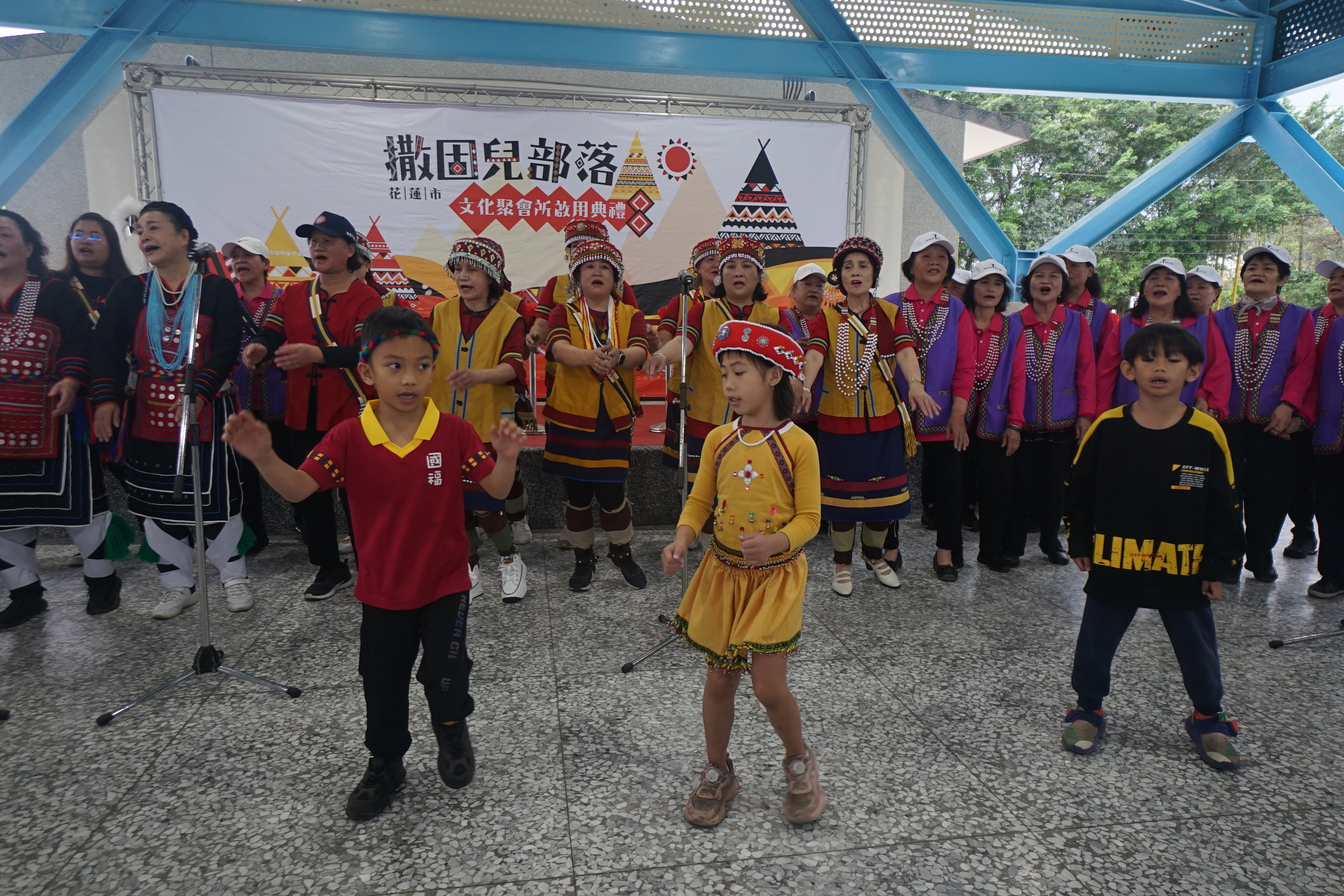 花莲市撒固儿部落聚会所今天启用，部落族人歌舞欢迎庆祝。记者王燕华／摄影