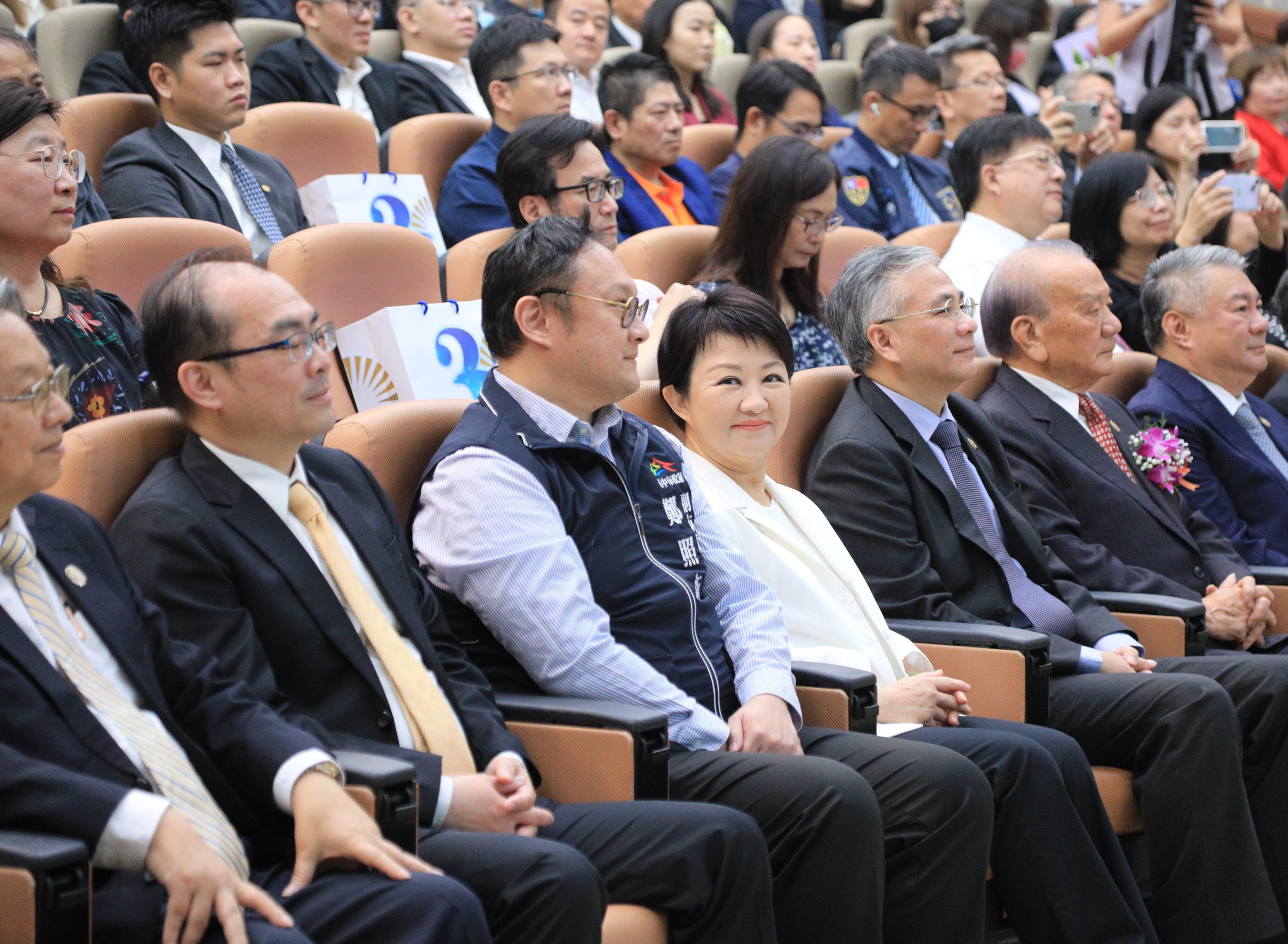 朝阳科大今30周年校庆，台中市长卢秀燕（前排中）全程参与并致词。图／台中市政府提供