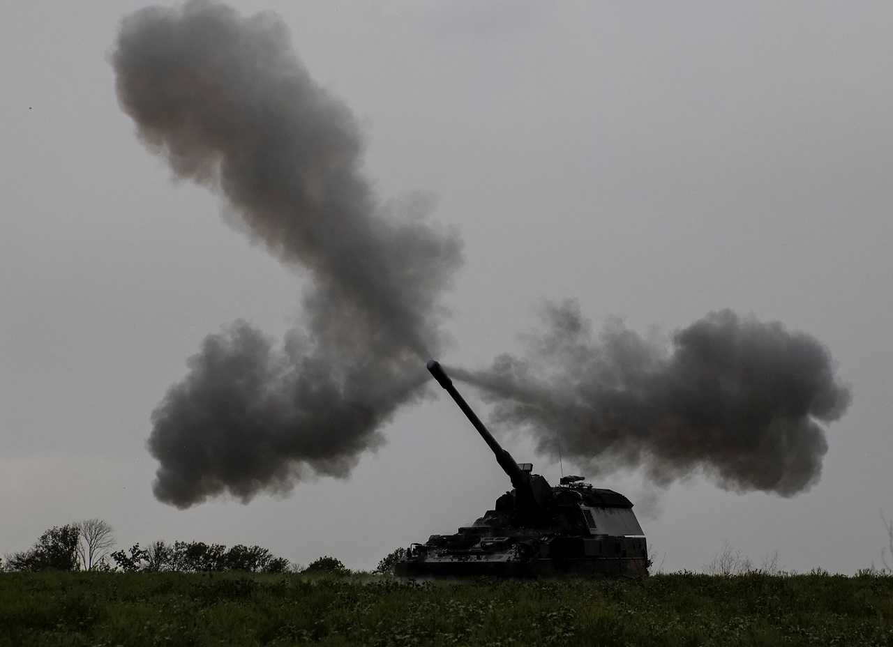 德国联邦议院研究服务处报告指出，北约国家在乌克兰部署地面部队，并不会自动让其他所有成员国成为冲突的当事方。图为德国军援乌克兰的PZH 2000自走砲。资料照片。路透