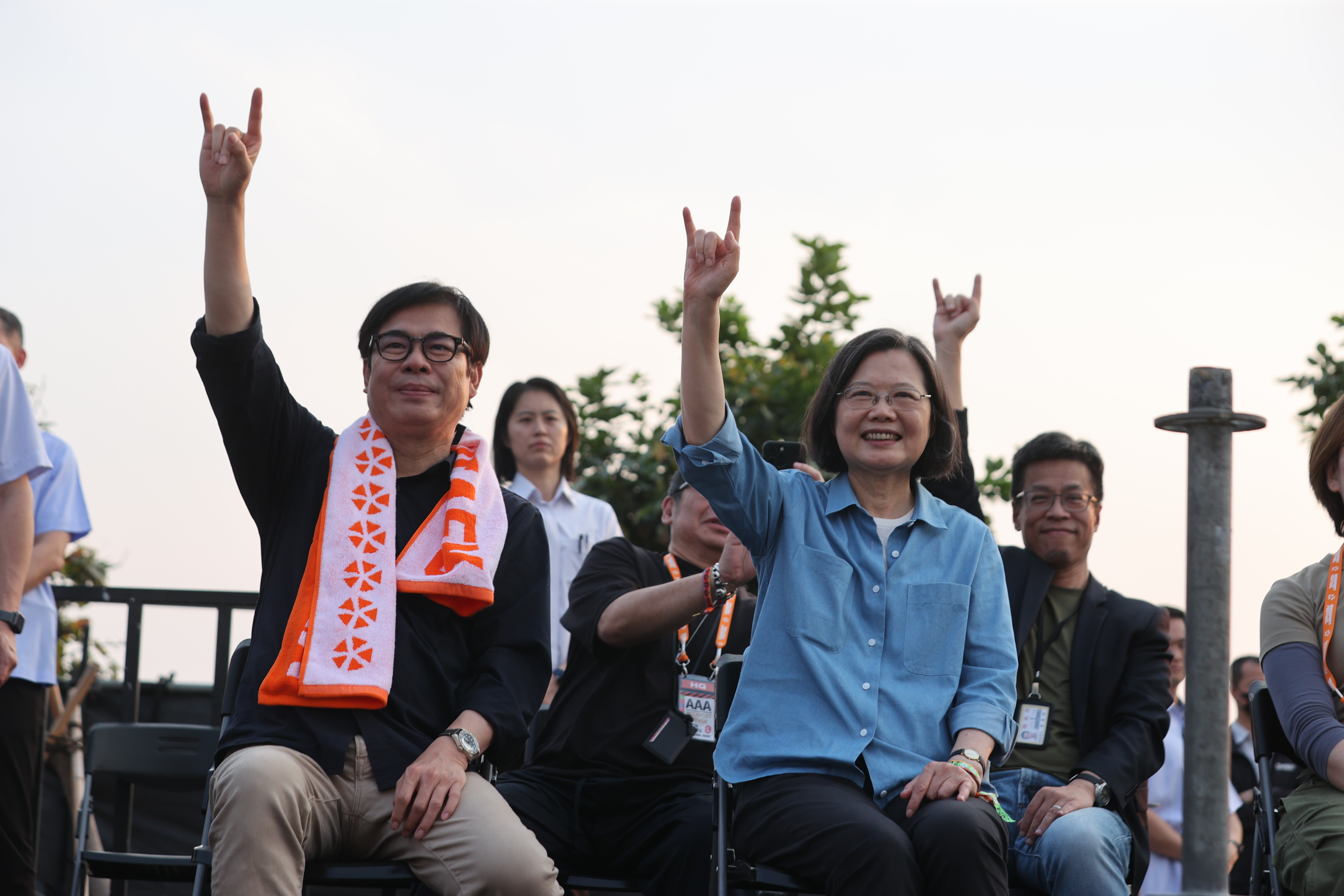 高雄市长陈其迈（左）教蔡英文总统（右）把大拇指、中指、无名指收起，只举起食指和小拇指，摆出被称为「恶魔之角」的手势。记者刘学圣／摄影
