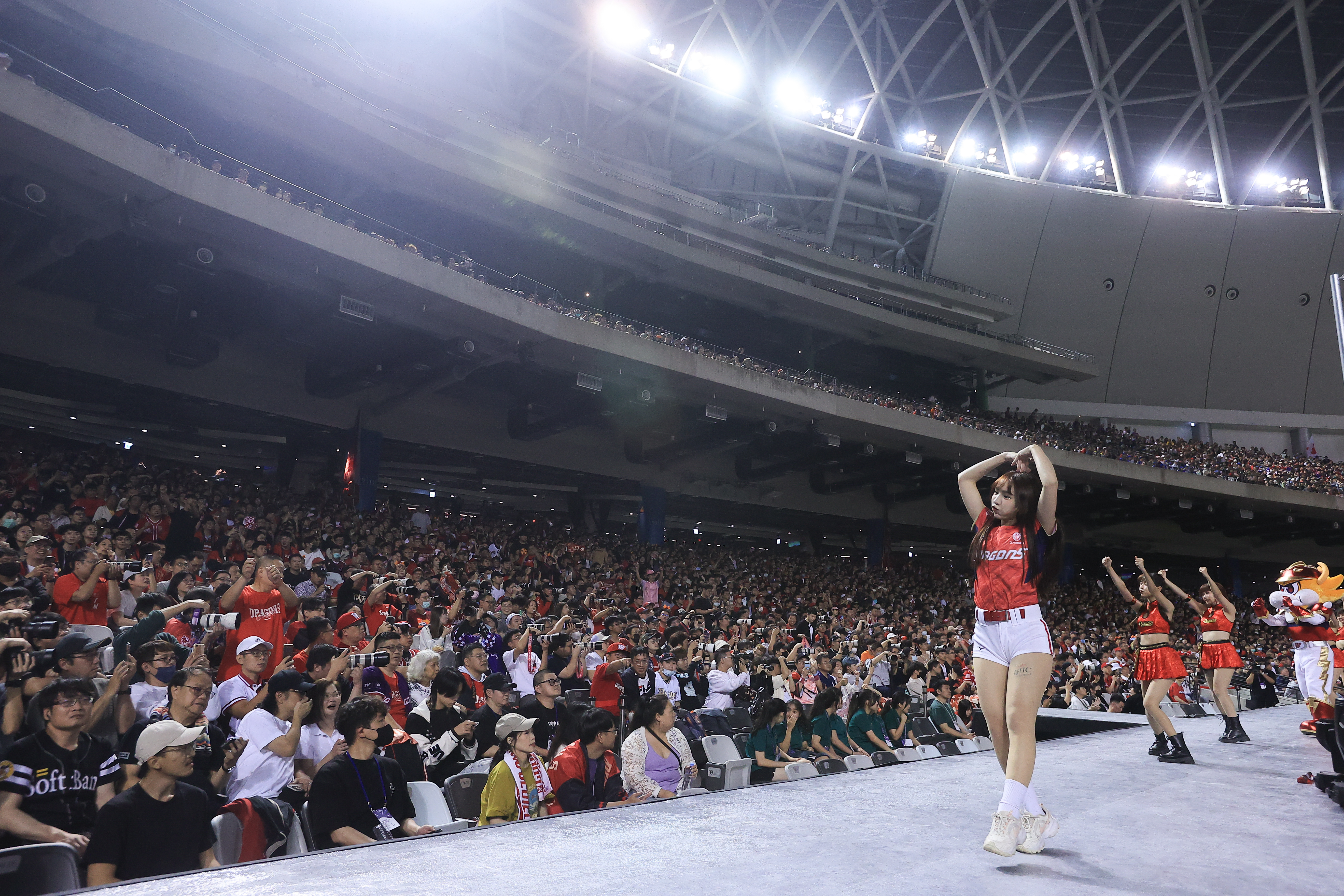 中华职棒35年开幕战今天在台北大巨蛋开打，超过25000名球迷进场。记者余承翰／摄影