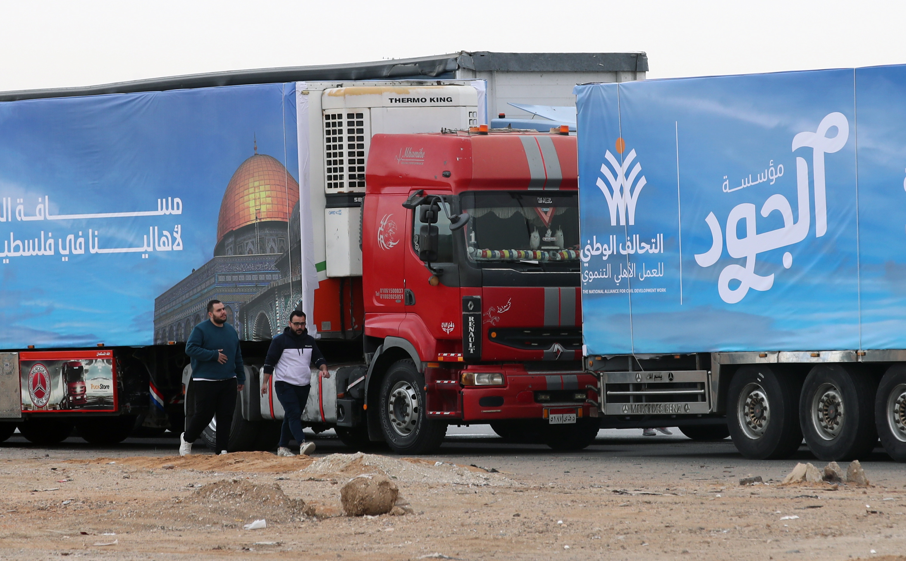 为加萨运送人道救援物资的卡车车队今年2月在埃及和加萨接壤边境以东300公里的伊斯玛利亚沙漠主干道等待。欧新社