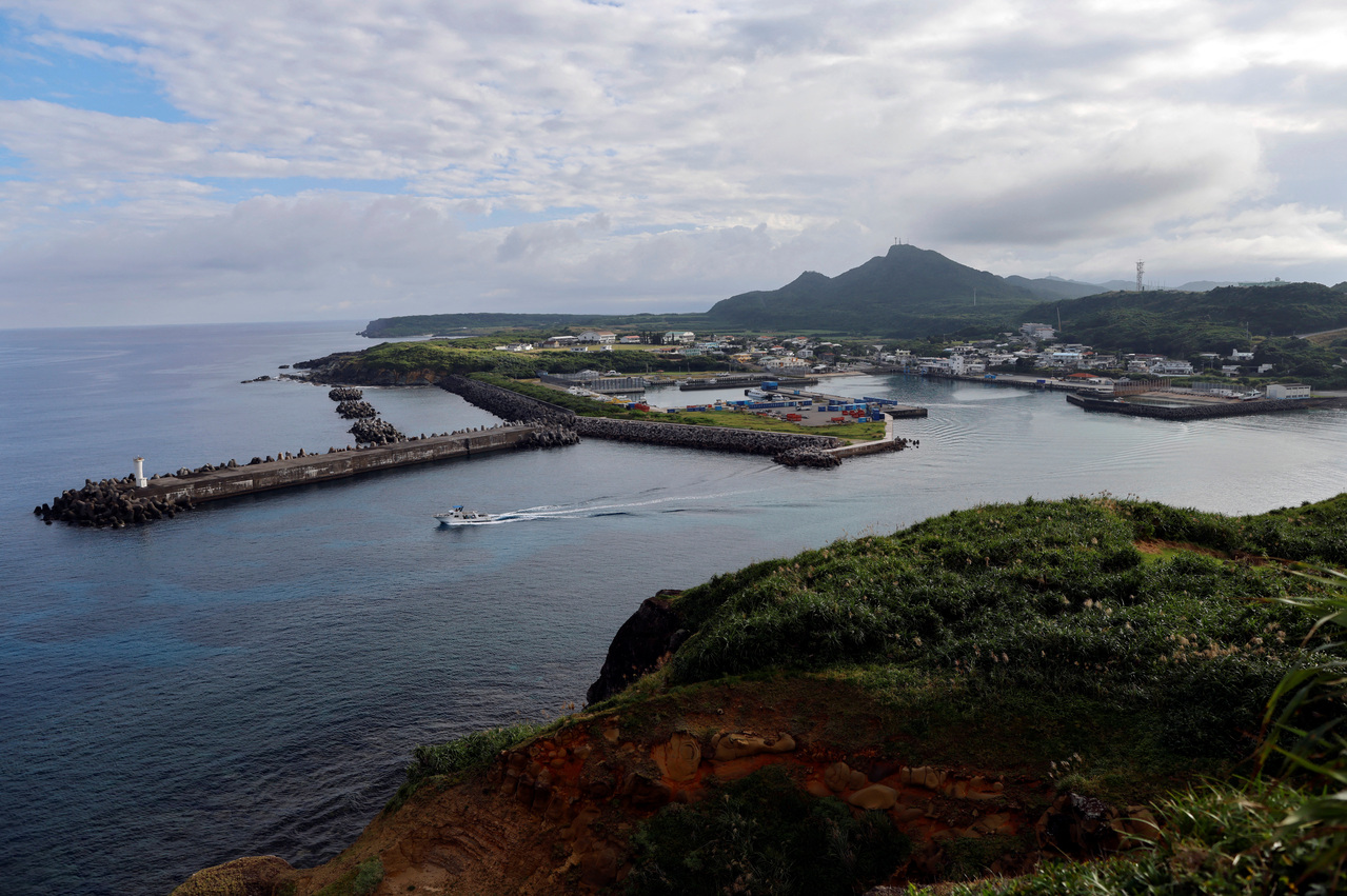 日本计划迅速提升南西诸岛防御能力，距离台湾仅110公里的与那国岛成为日方计划第一线，专家指出，这是因为中国军队若要进犯台湾，日本离岛将无法置身事外。图为日本冲绳县最西端的岛屿与那国岛的Kubura渔港。路透资料照