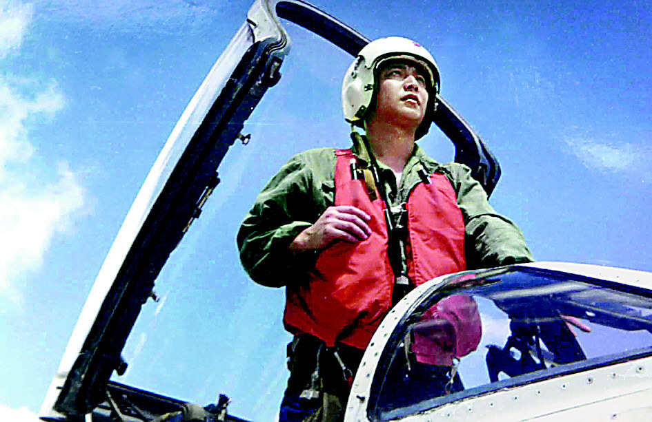 中国强势声索南海主权引发紧张升高之际，中国多地纷纷纪念23年前因中美南海军机擦撞而丧命的飞行员王伟（图），并以纪念式称扬他是英雄。法新社资料照