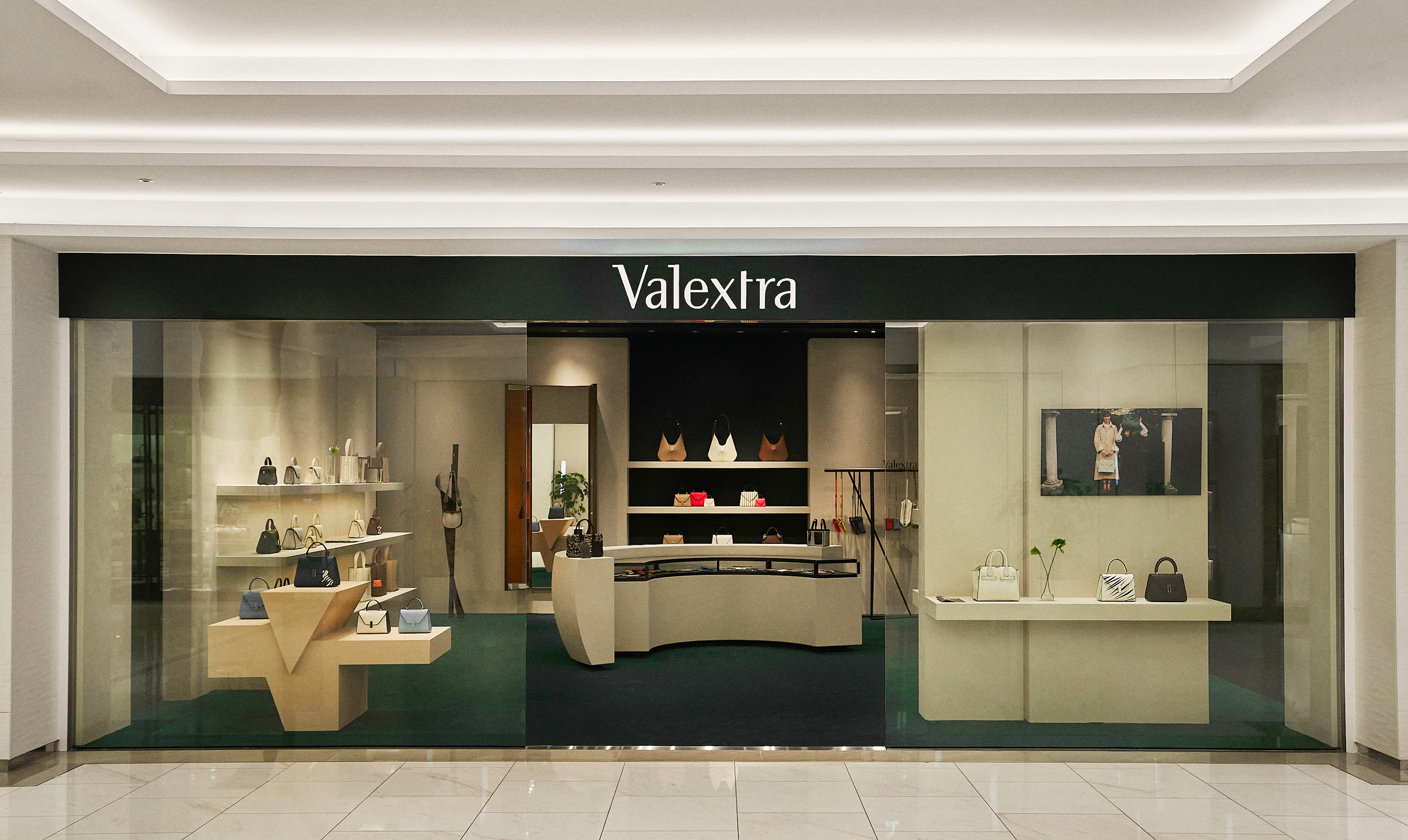 Valextra搬进了以精品为主的敦南SOGO百货，透过简约店装与新季度包款，继续传递低调风格美学。图／Valextra提供