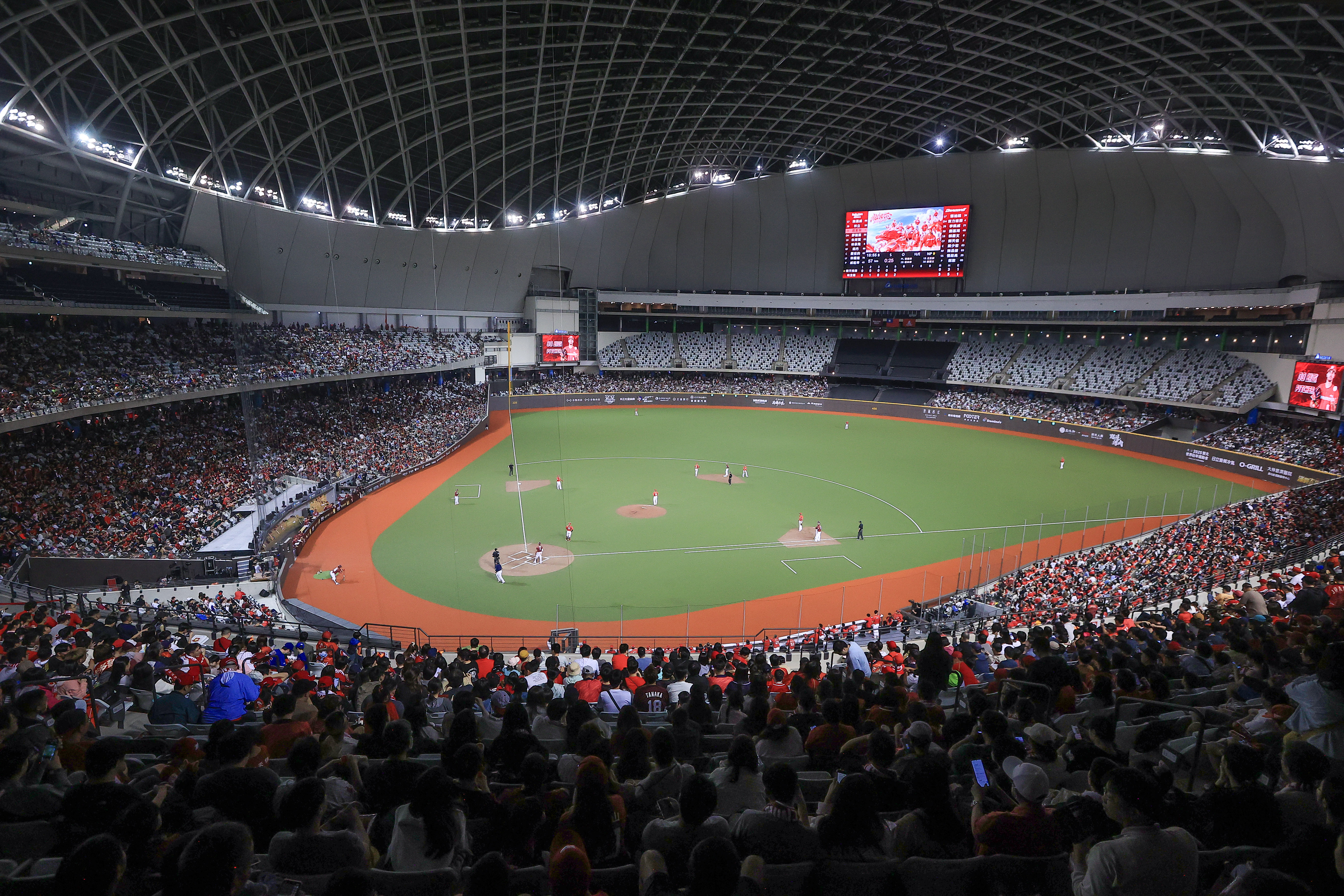 中华职棒35年开幕战今天在台北大巨蛋开打，28618人名球迷一同进场见证，刷新中职史上最高单场票房数字。记者余承翰／摄影
