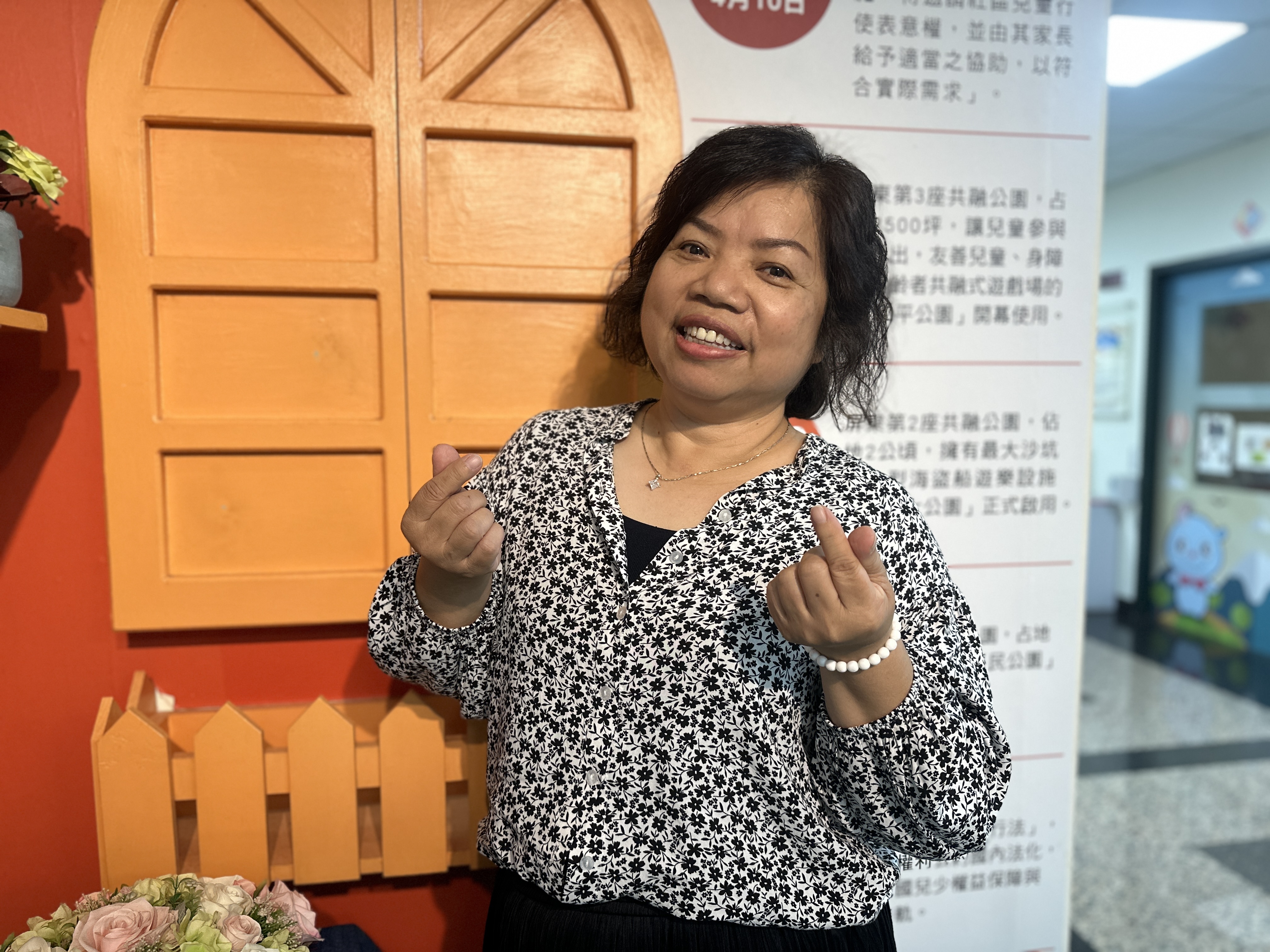 屏东县社会处60岁社工邱靖雯给人温暖信赖感，她在40岁时从美容师转战社工领域，她说，她是中高年龄就业妇女，开启一趟「助人奇妙旅程」。记者刘星君／摄影
