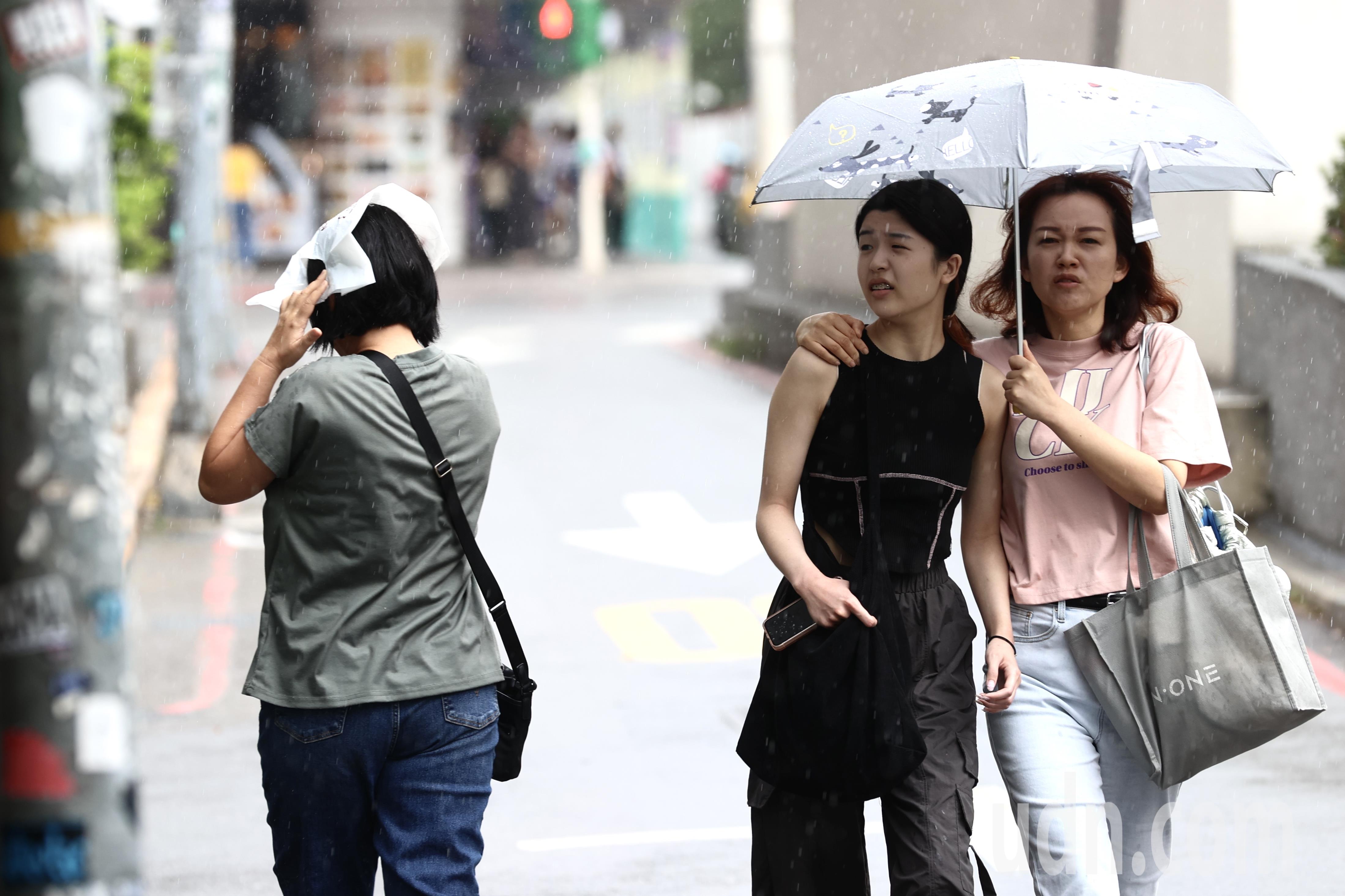 滞留锋将在台湾南北徘徊一周，易有短时强降雨，出门记得携带伞具。