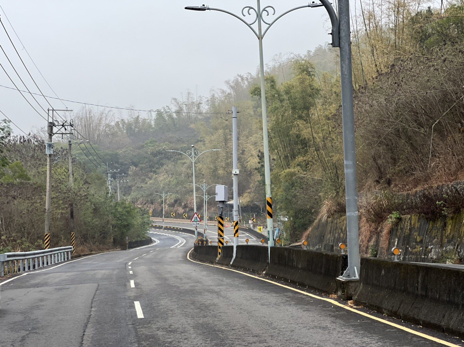 台南市道182线龙崎段「区间测速」原有6公里，今年起调整从27.2公里至28.5公里段约1公里多距离，作为缩短后区间测速新的双向侦测范围。图／台南市交通大队提供