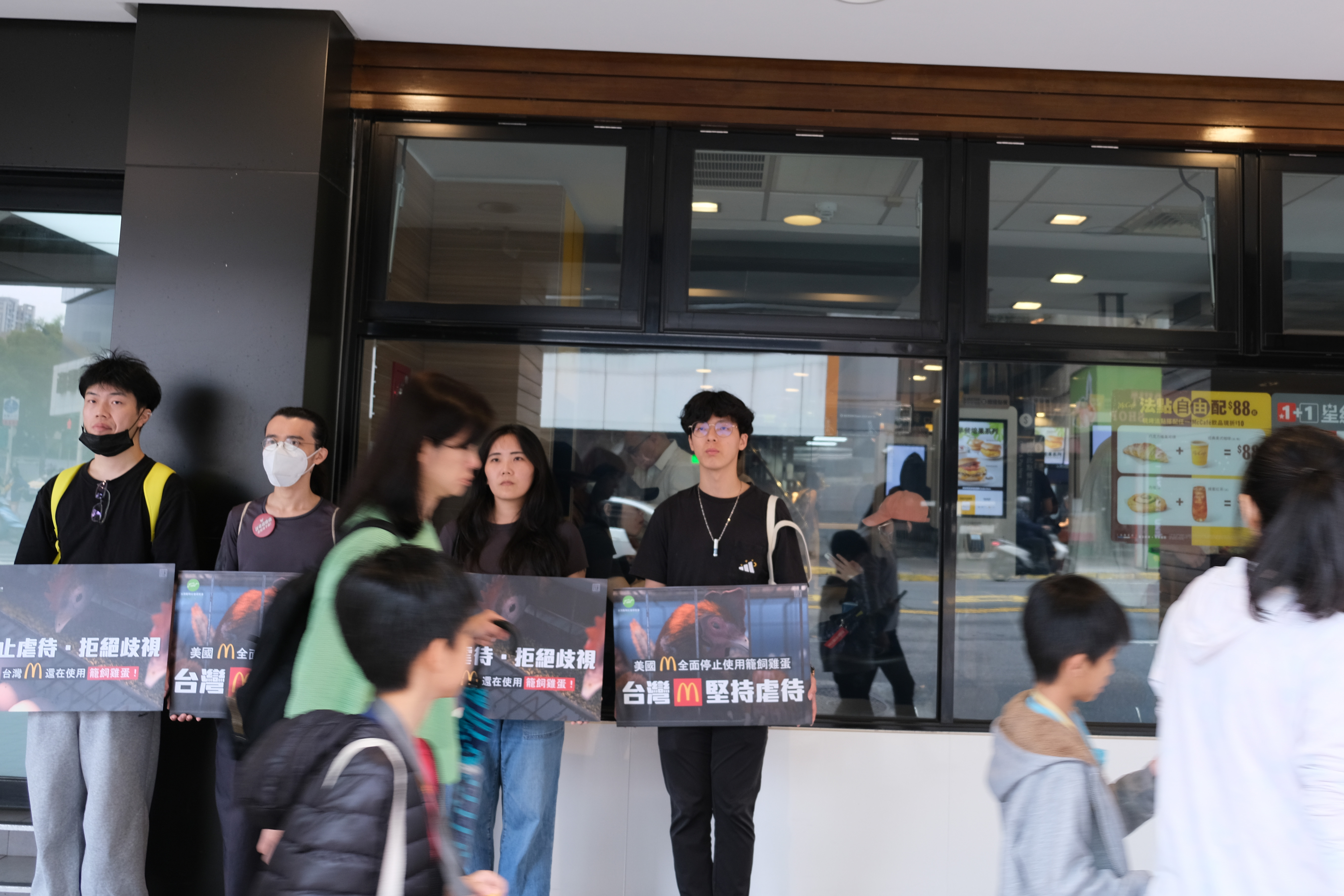 今天是复活节，动社至麦当劳林森二店抗议，要求台湾麦当劳尽速提出全面改用非笼饲鸡蛋的期程。图／动社提供
