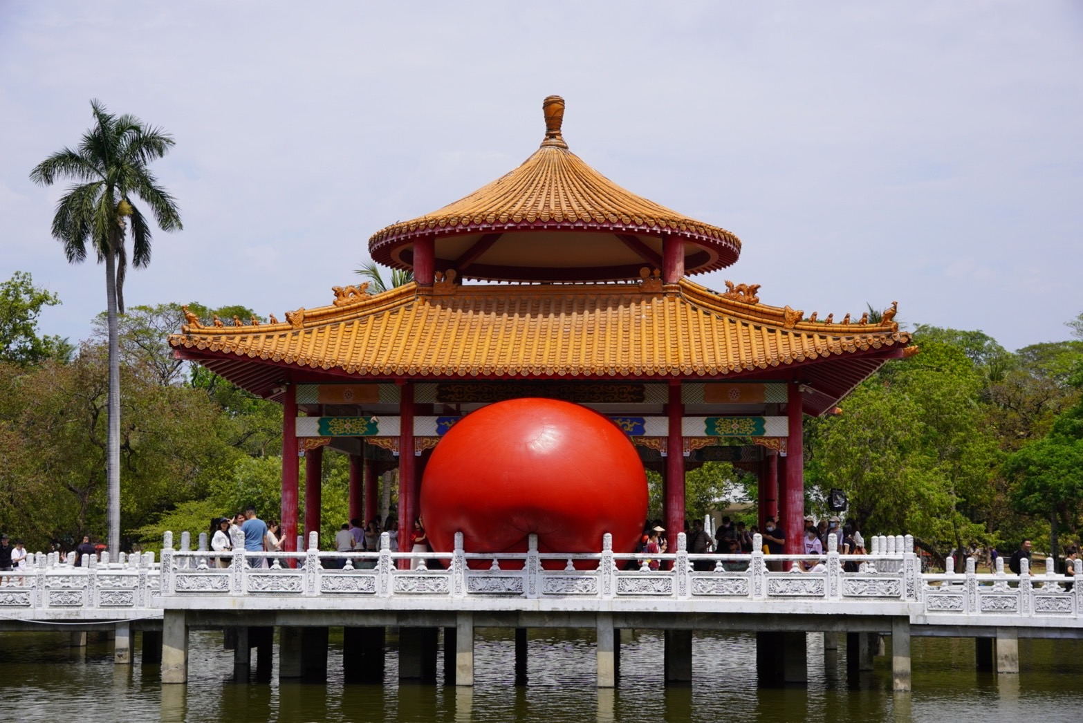 红球计划在台南景点、巷弄出现，南市文化局统计每天约吸引4千人。一名网友好奇「台南红球为什么会有这么多人关注？」图／南市文化局提供