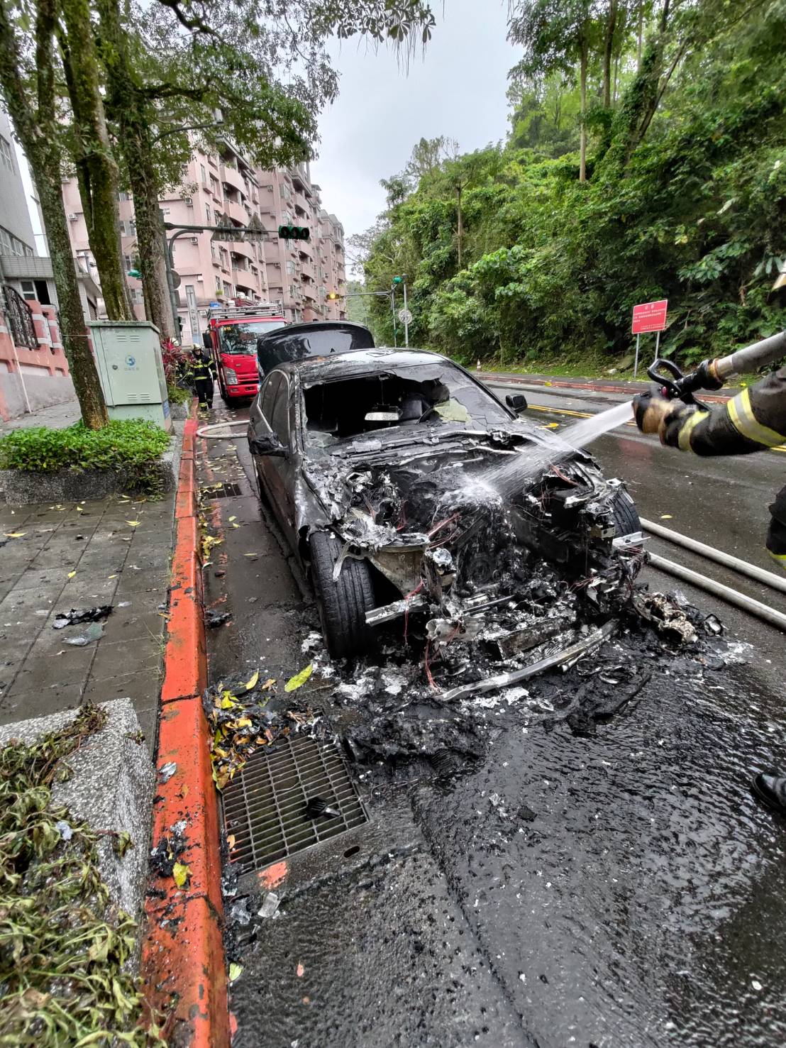 台北市文山区今天下午近4点发生火烧车事故。记者翁至成／翻摄