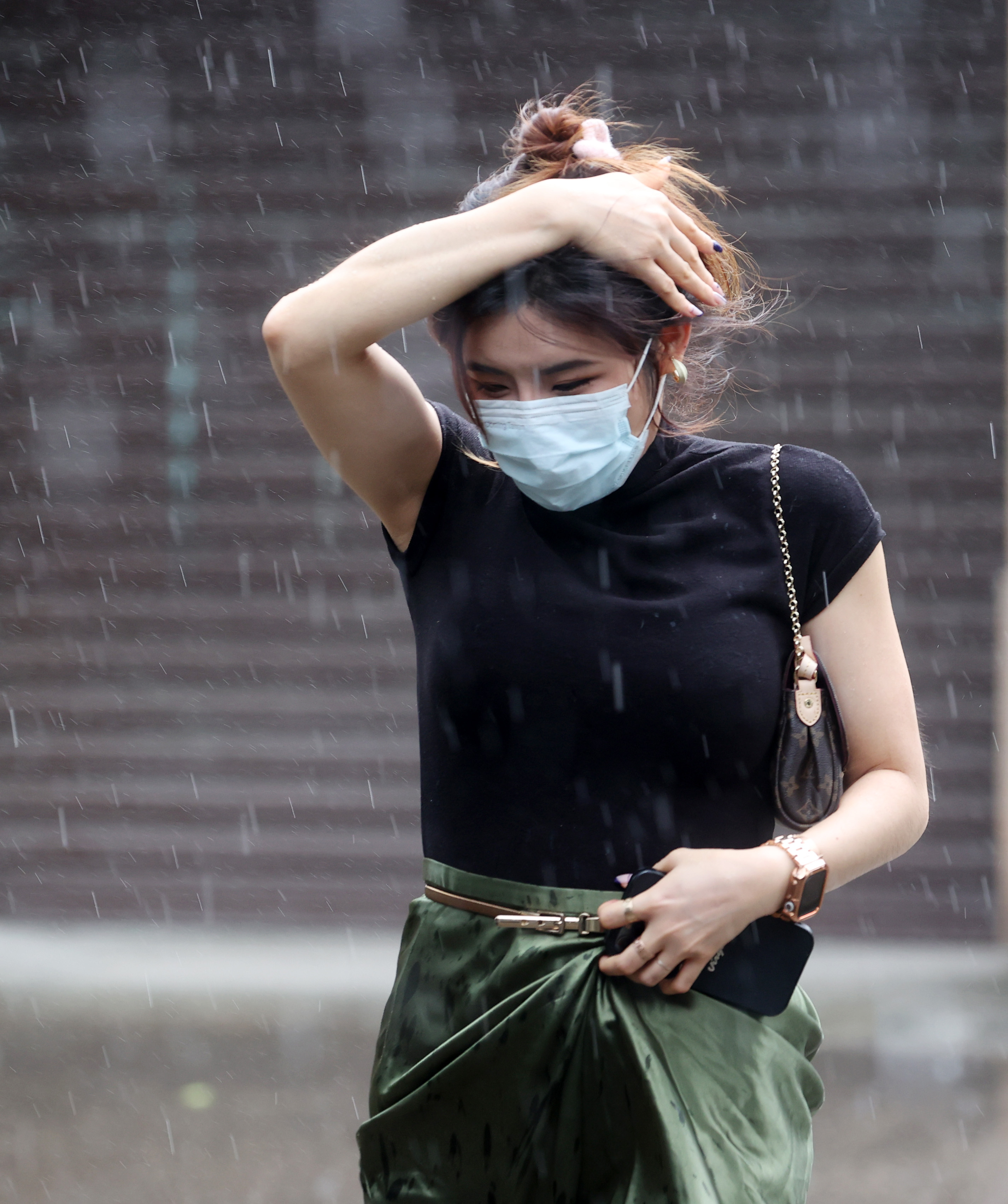 气象署针对北台湾发布大雷雨示警，并发布豪雨特报，各地传出灾情，大雷雨来袭，民众纷纷走避。本报资料照片