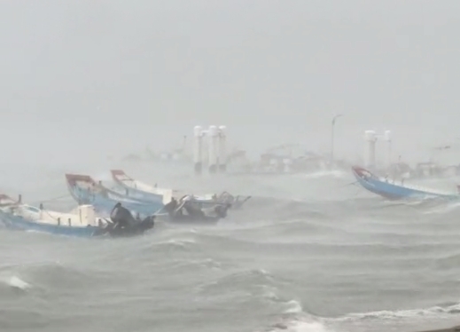 北海岸地区今天下午一阵狂风暴雨犹如台风过境，淡水河面上掀起大浪，八里左岸游客拍下舢舨渔船在河面剧烈上下浮动摆荡景象。图／翻摄社会事新闻影音