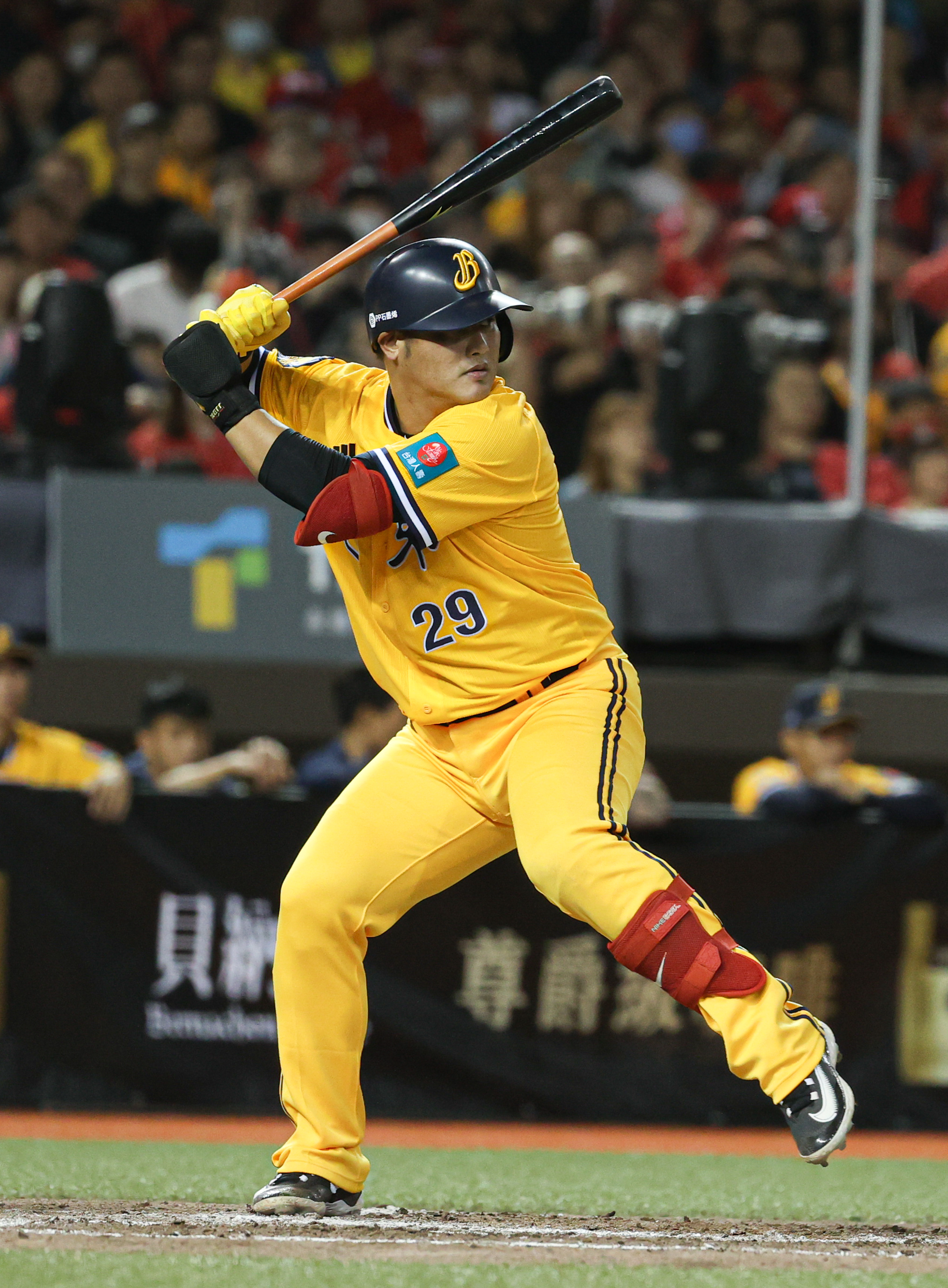陈俊秀披上黄衫的首场出赛，敲出两支二垒打。记者曾原信／摄影