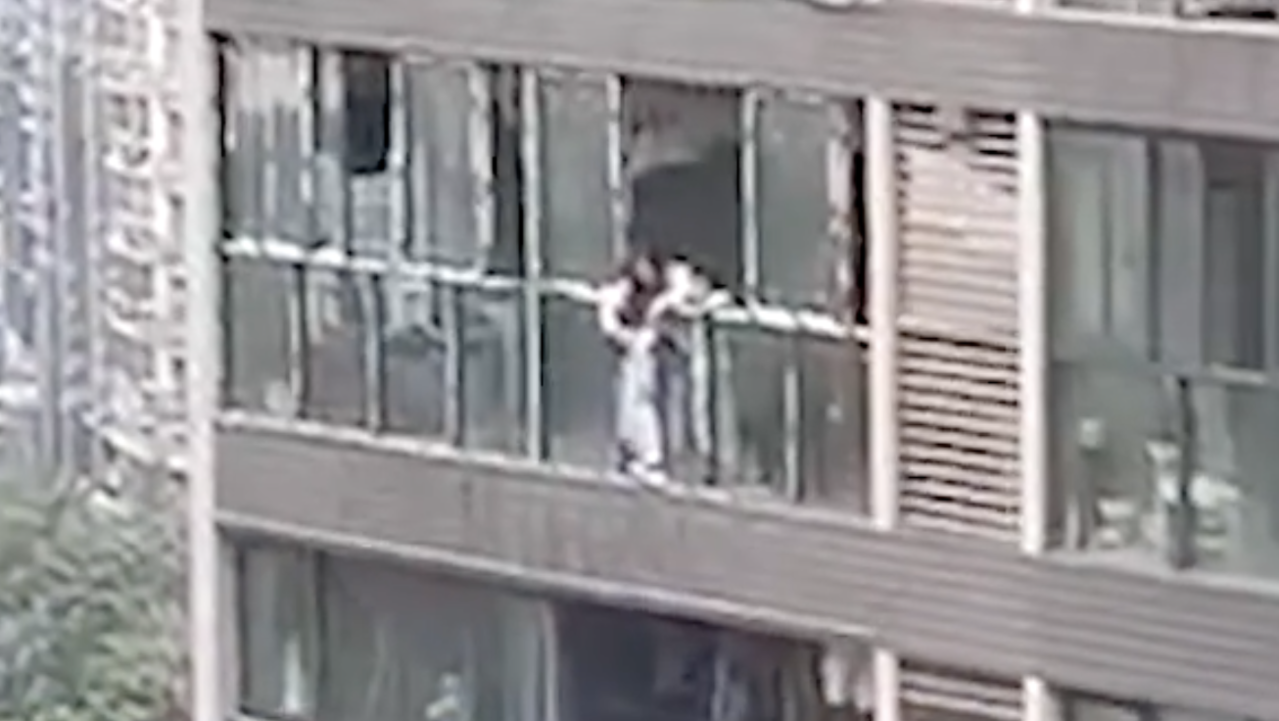 大陆重庆一名女子疑似情绪不稳，持菜刀砍伤婆婆后，将3岁儿子从22层楼高窗户扔下，致其当场丧命。图／翻摄自《澎湃新闻》微博