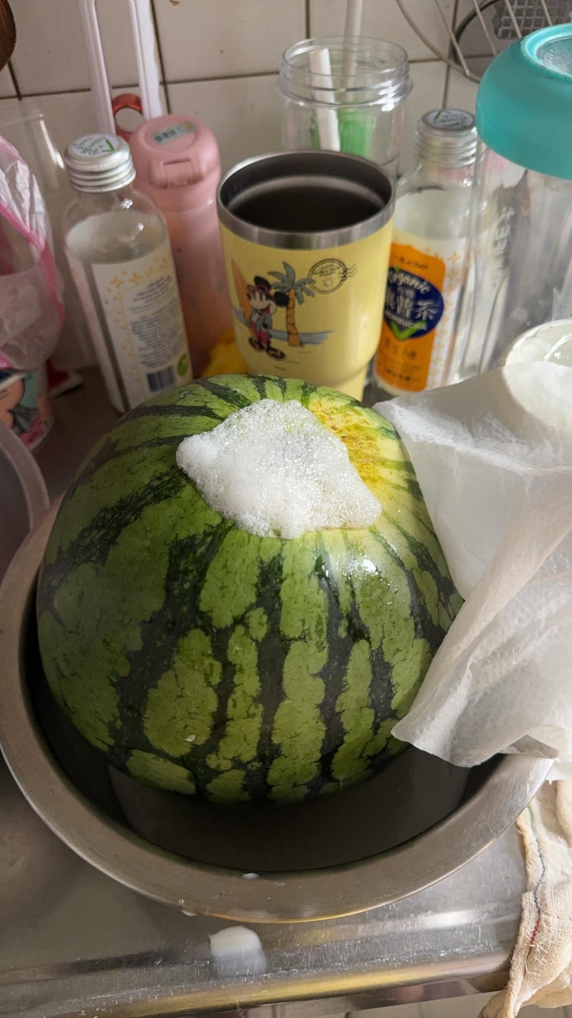 一名女网友在好市多买了一颗西瓜，隔天却发现西瓜正「口吐白沫」。图片来源/FB社团「Costco好市多 商品经验老实说」