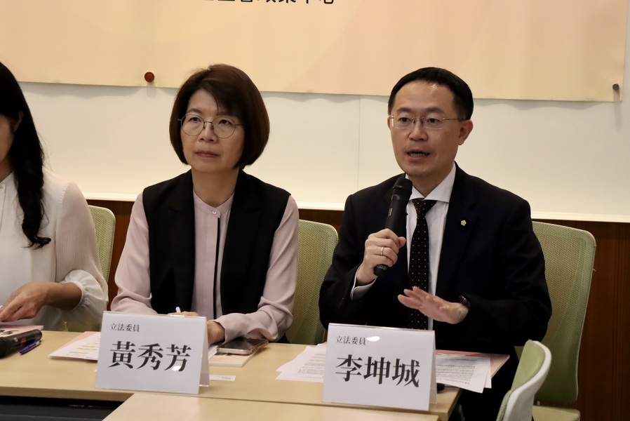 民进党立委李坤城、陈俊宇、张雅琳与黄秀芳等人1日在儿童节前夕提出育儿政策主张。（正国会提供）