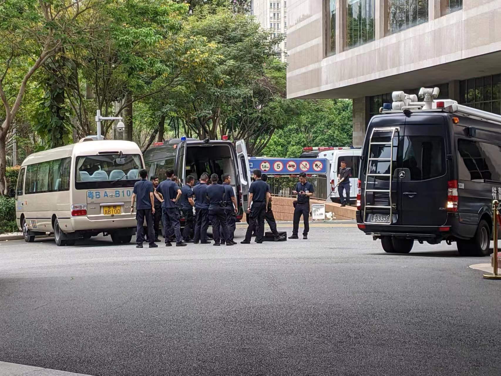深圳五洲宾馆1日上午10时左右，已陆续进驻大量警力。（记者廖士锋／摄影）