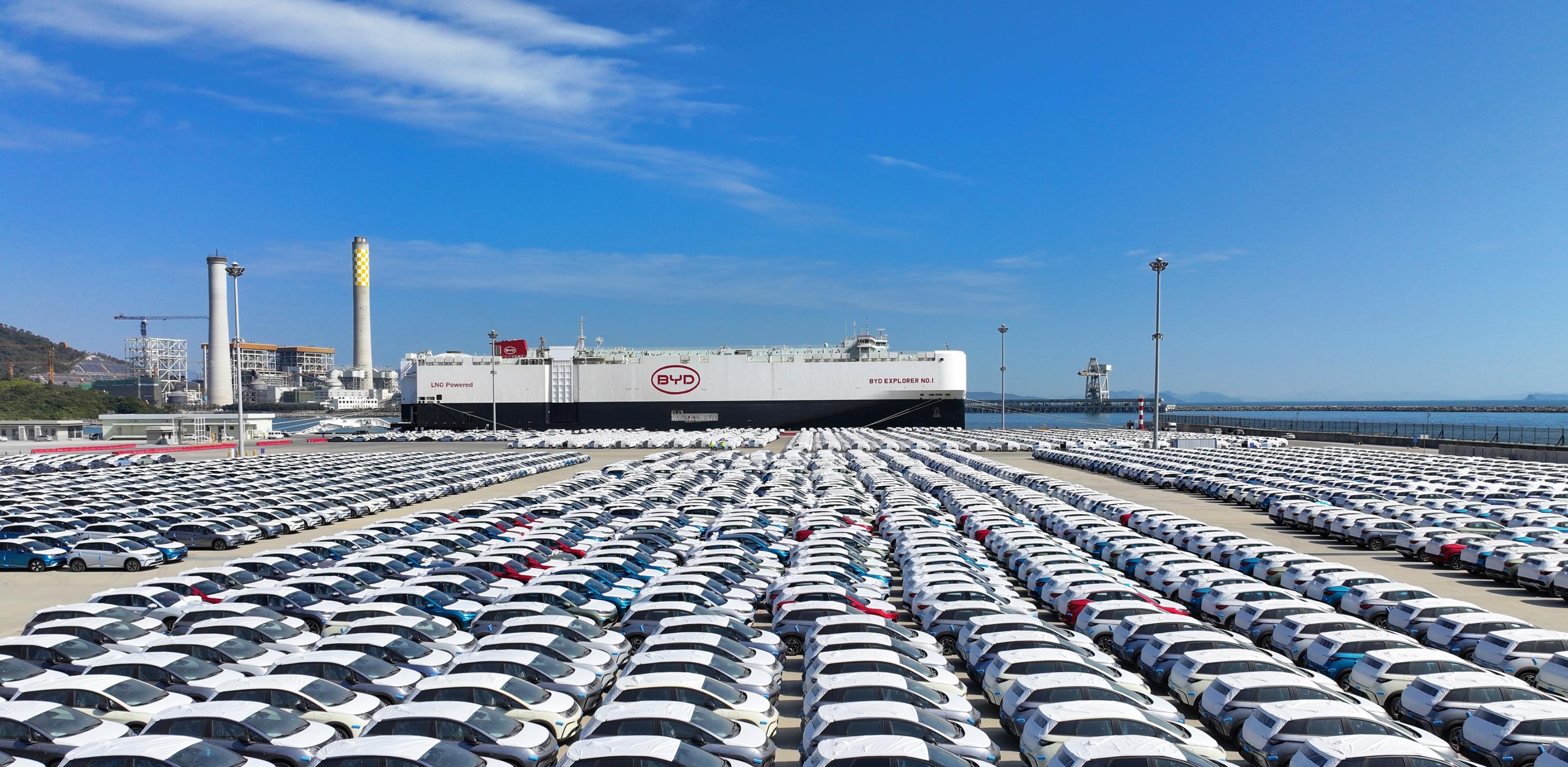 比亚迪是大陆新能源汽车代表性企业之一，图为今年1月14日，比亚迪5,000多辆新能源汽车由「BYD EXPLORER NO.1」货轮自深圳港运往欧洲。（新华社）
